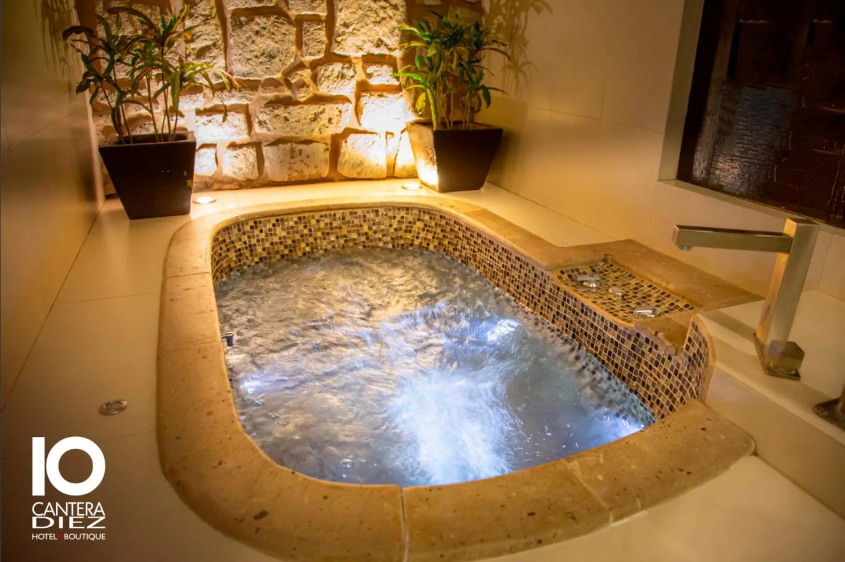 Hot Tub in Cantera 10 Hotel Boutique