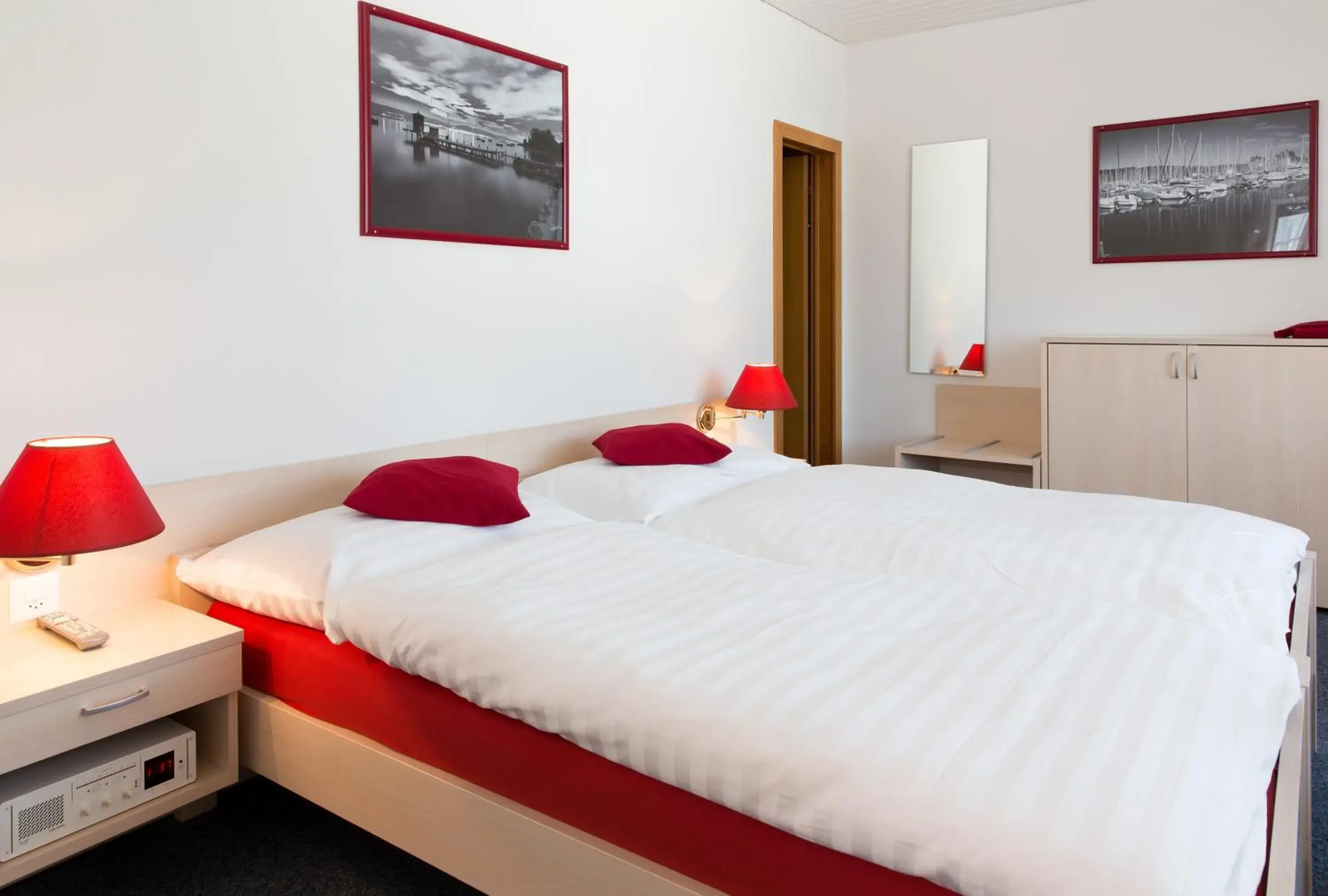 Double Room in Hôtel du Port - Free Parking - Breakfast included Double Room in Hôtel du Port - Free Parking - Breakfast included