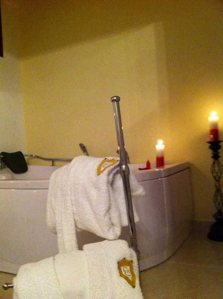 Bathroom, Bed in Casa Caballero Hotel Boutique