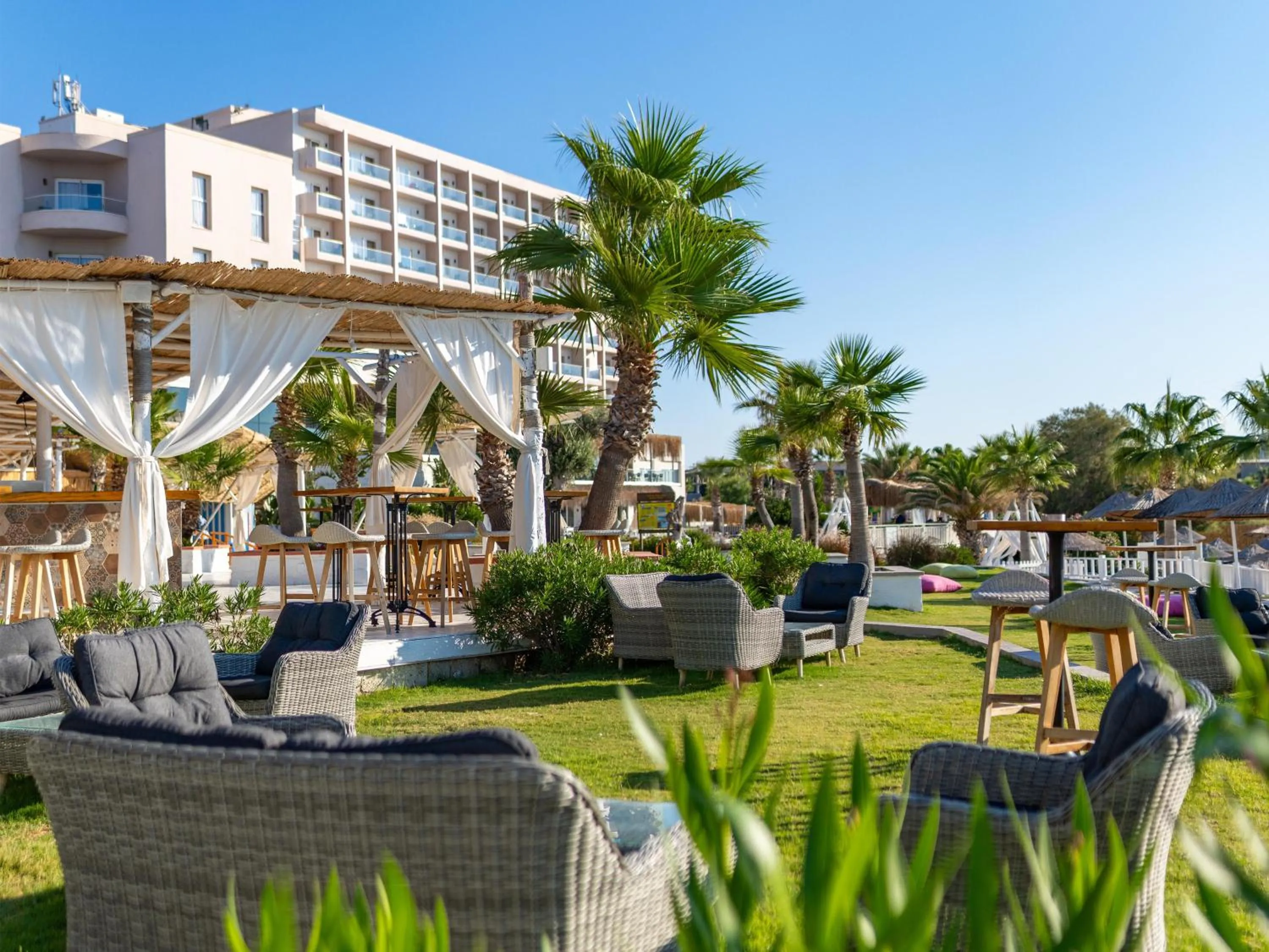 Garden in Design Plus Seya Beach Hotel