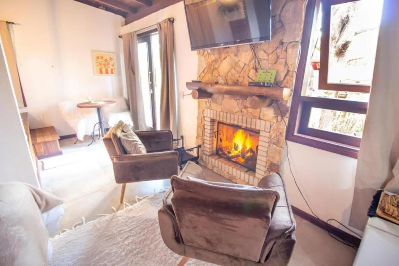 fireplace in Pousada Jardim das Montanhas