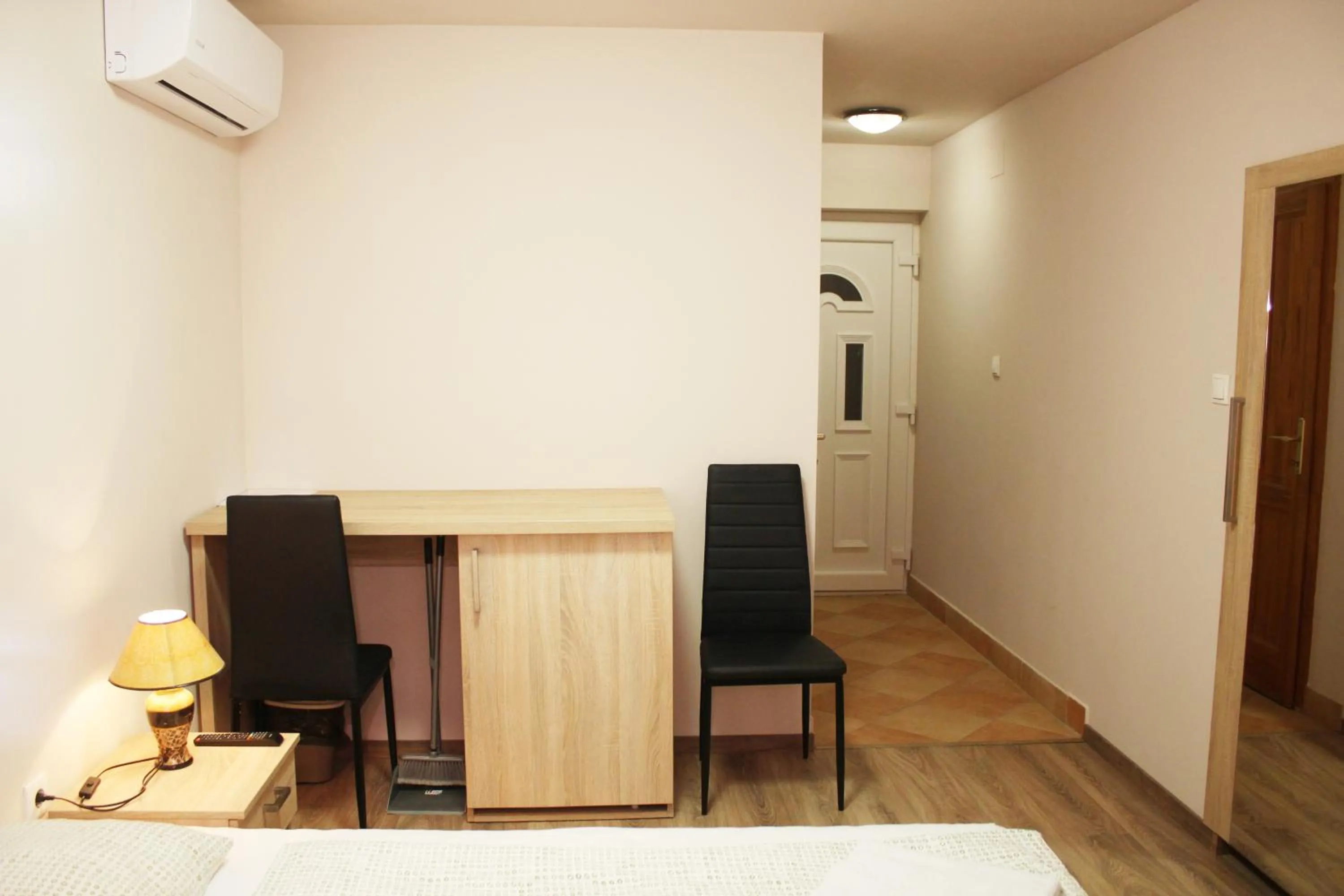 Small Twin Room - single occupancy in King Arthur Panzió