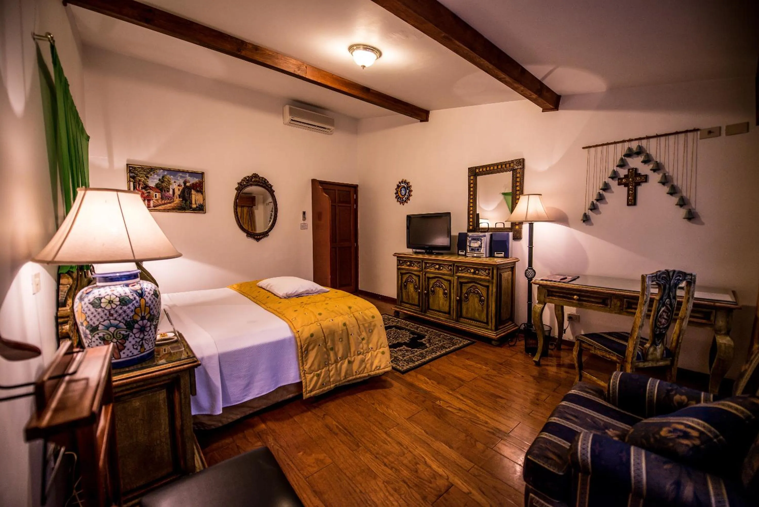 Seating area, Bed in Hotel La Mansion del Sol