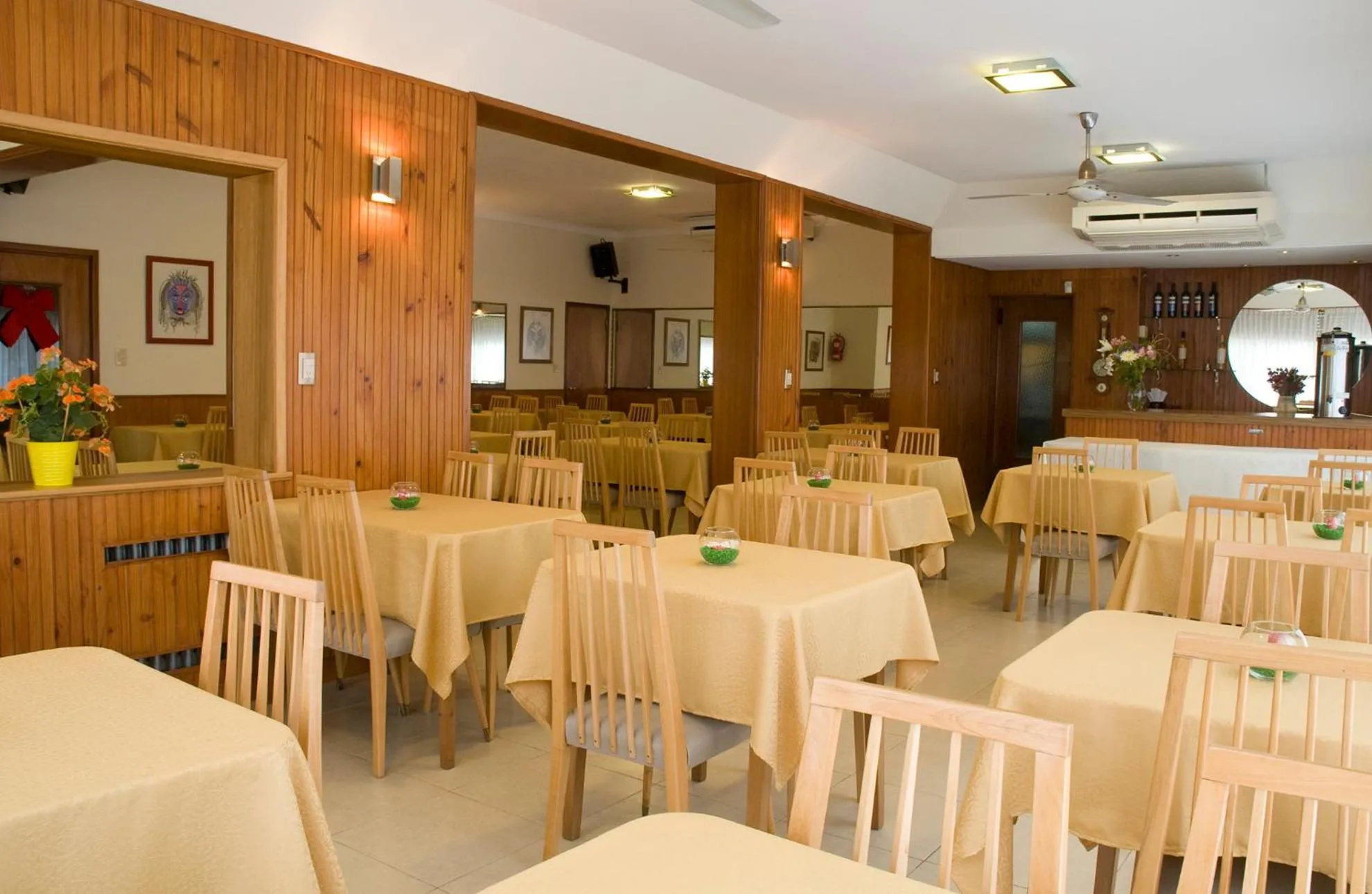 Restaurant/places to eat in Hotel Riviera