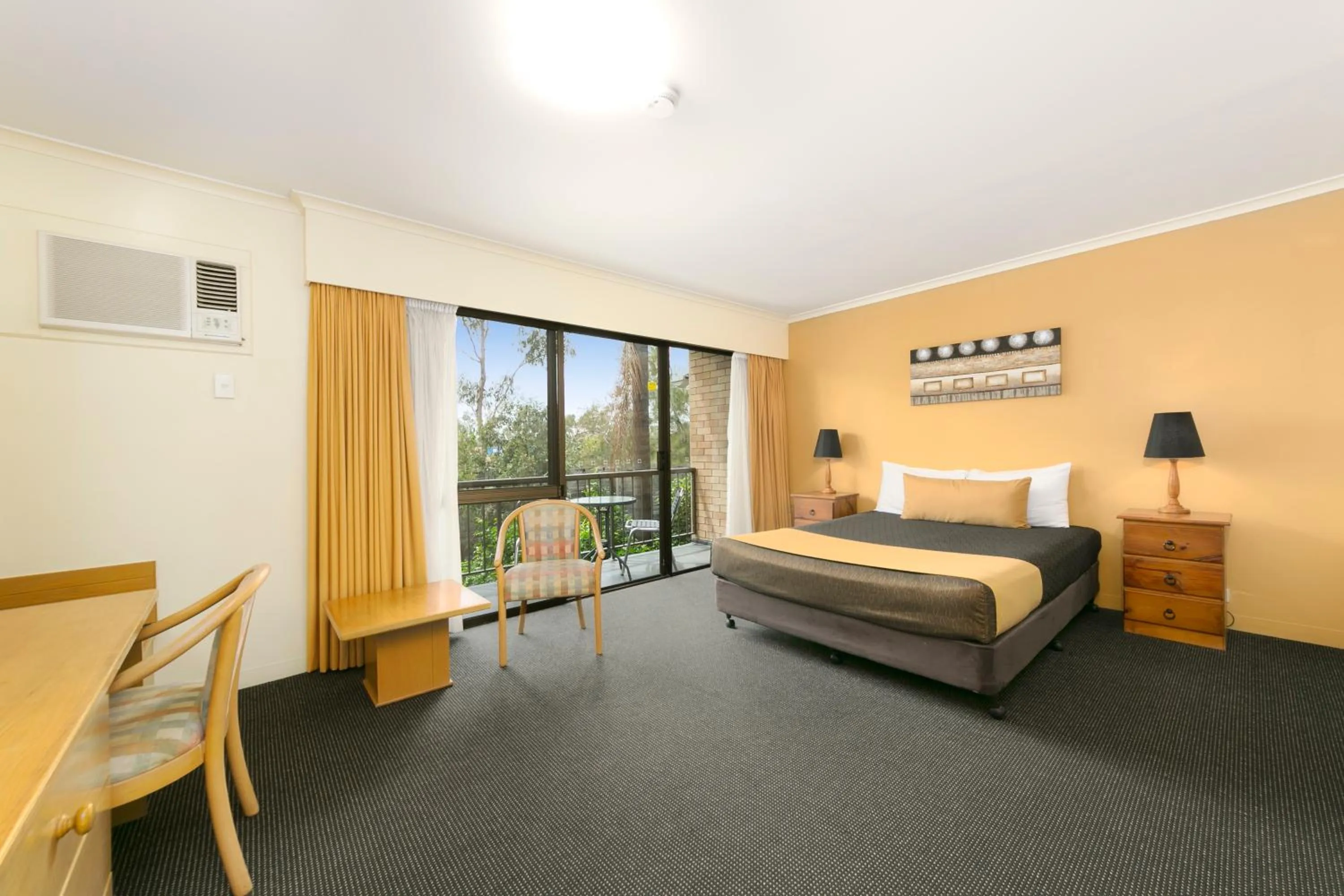 Bedroom, Bed in Mt Ommaney Hotel Apartments