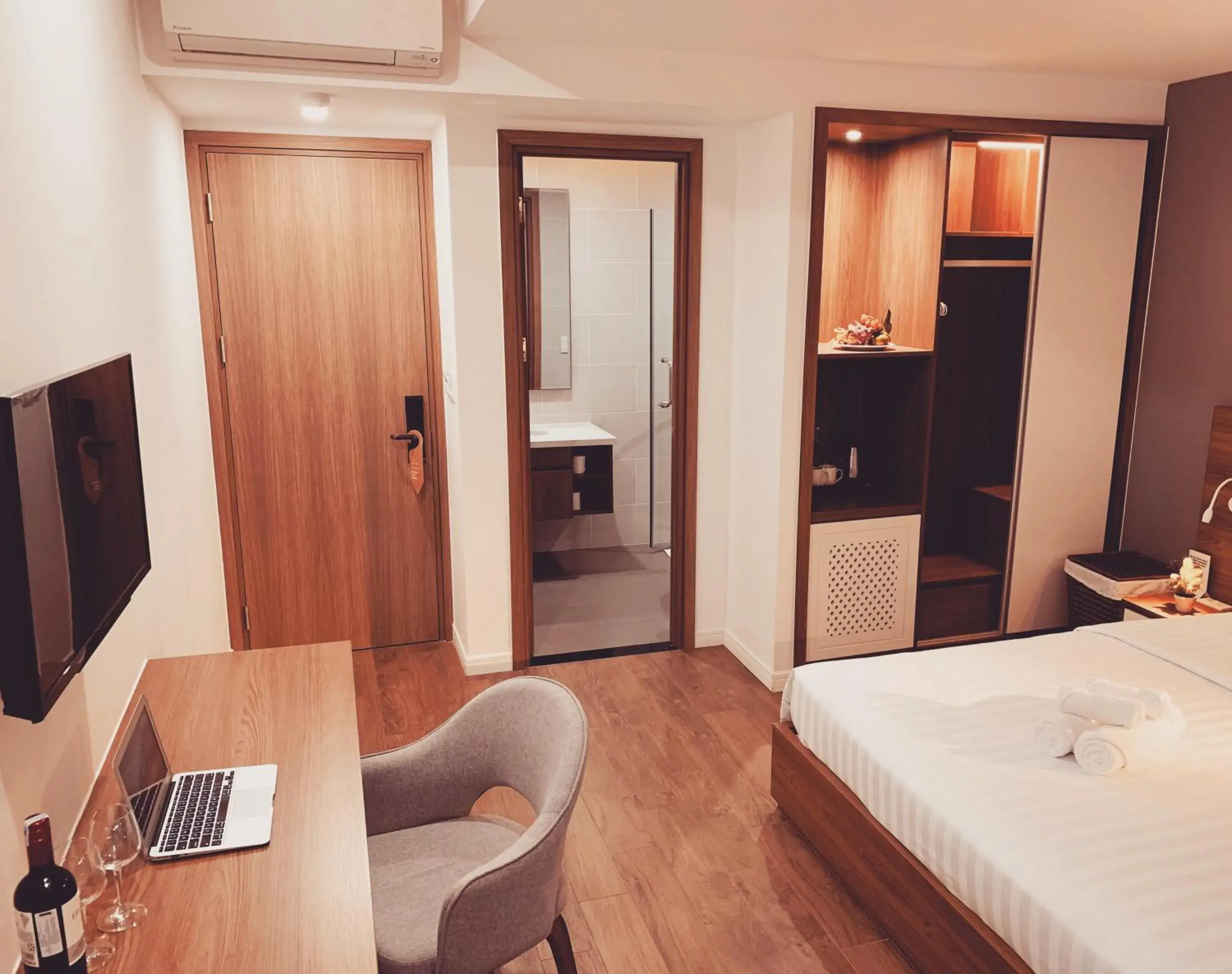 Toilet, Bed in Royal Dragon Boutique Hotel Toilet, Bed in Royal Dragon Boutique Hotel