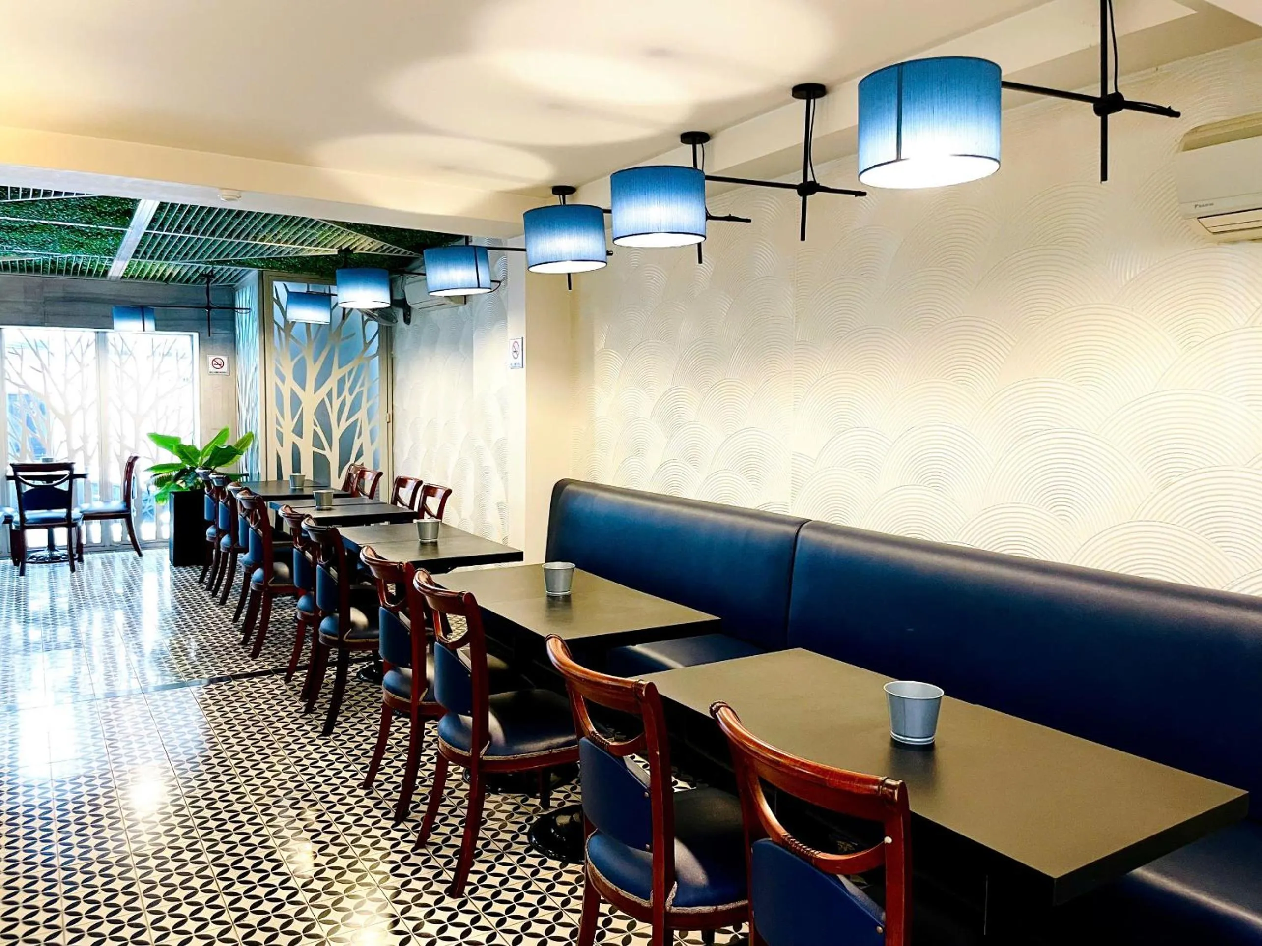 Restaurant/places to eat in Royal Dragon Boutique Hotel