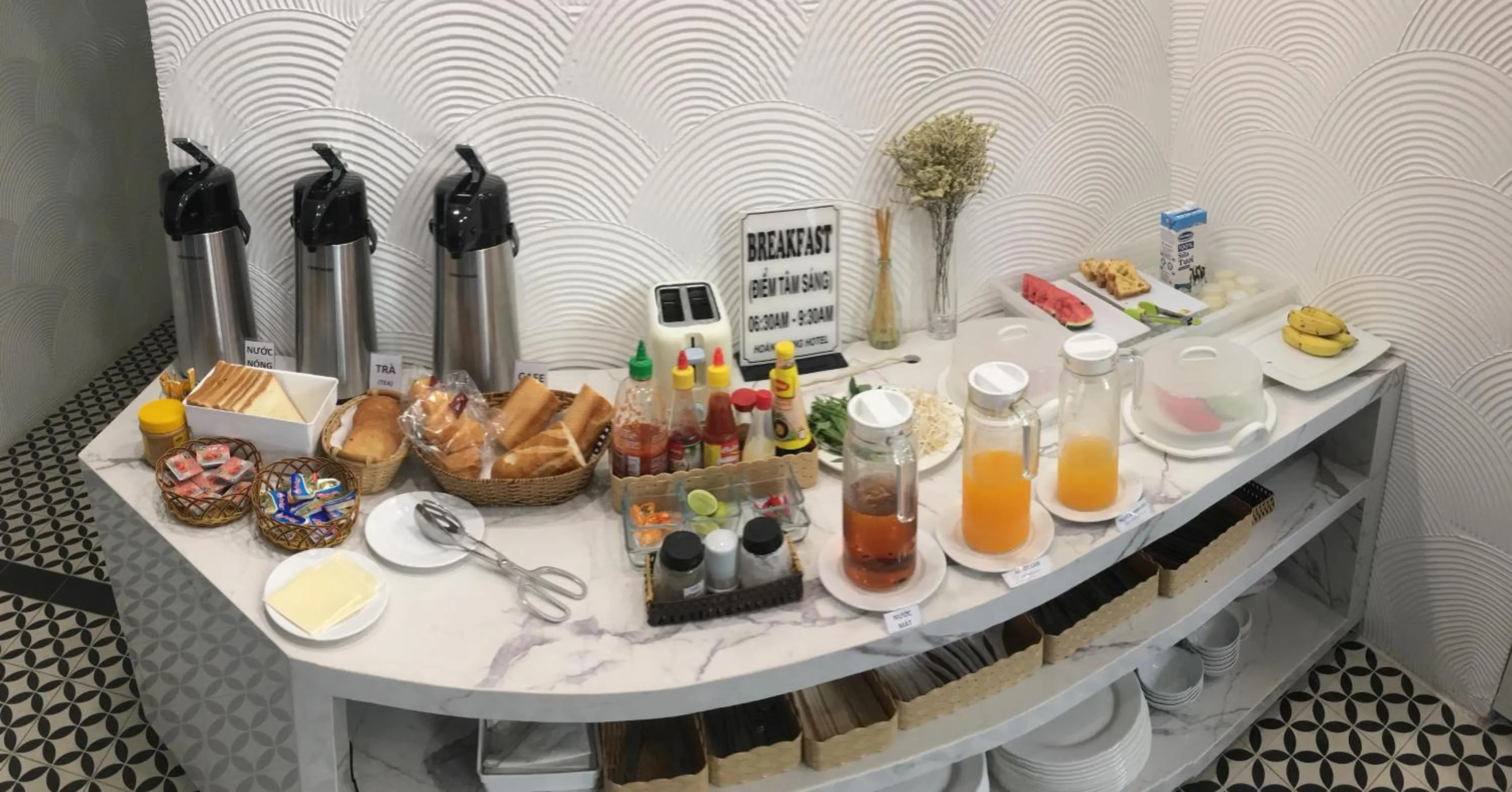 Restaurant/places to eat in Royal Dragon Boutique Hotel