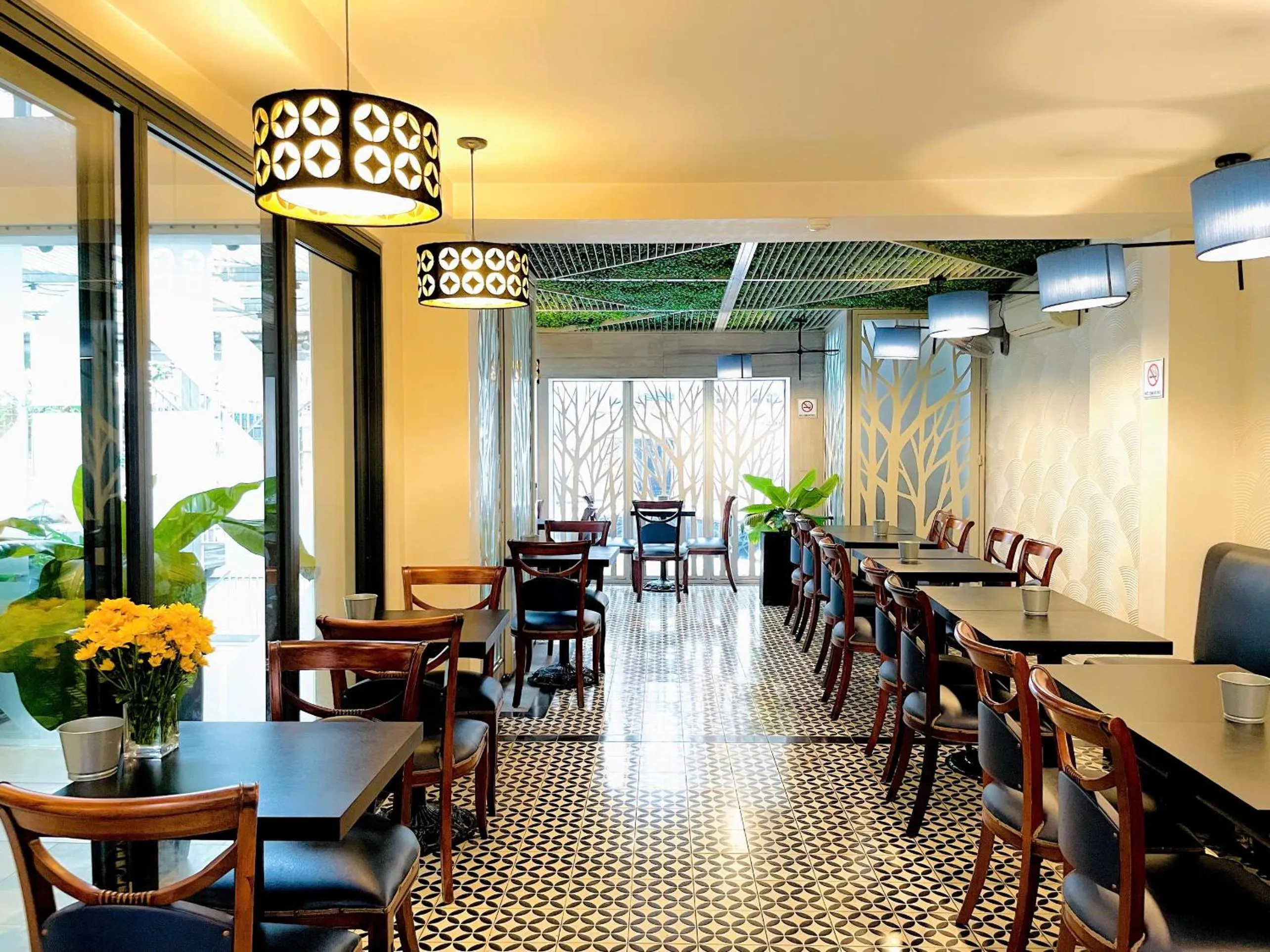 Restaurant/places to eat in Royal Dragon Boutique Hotel