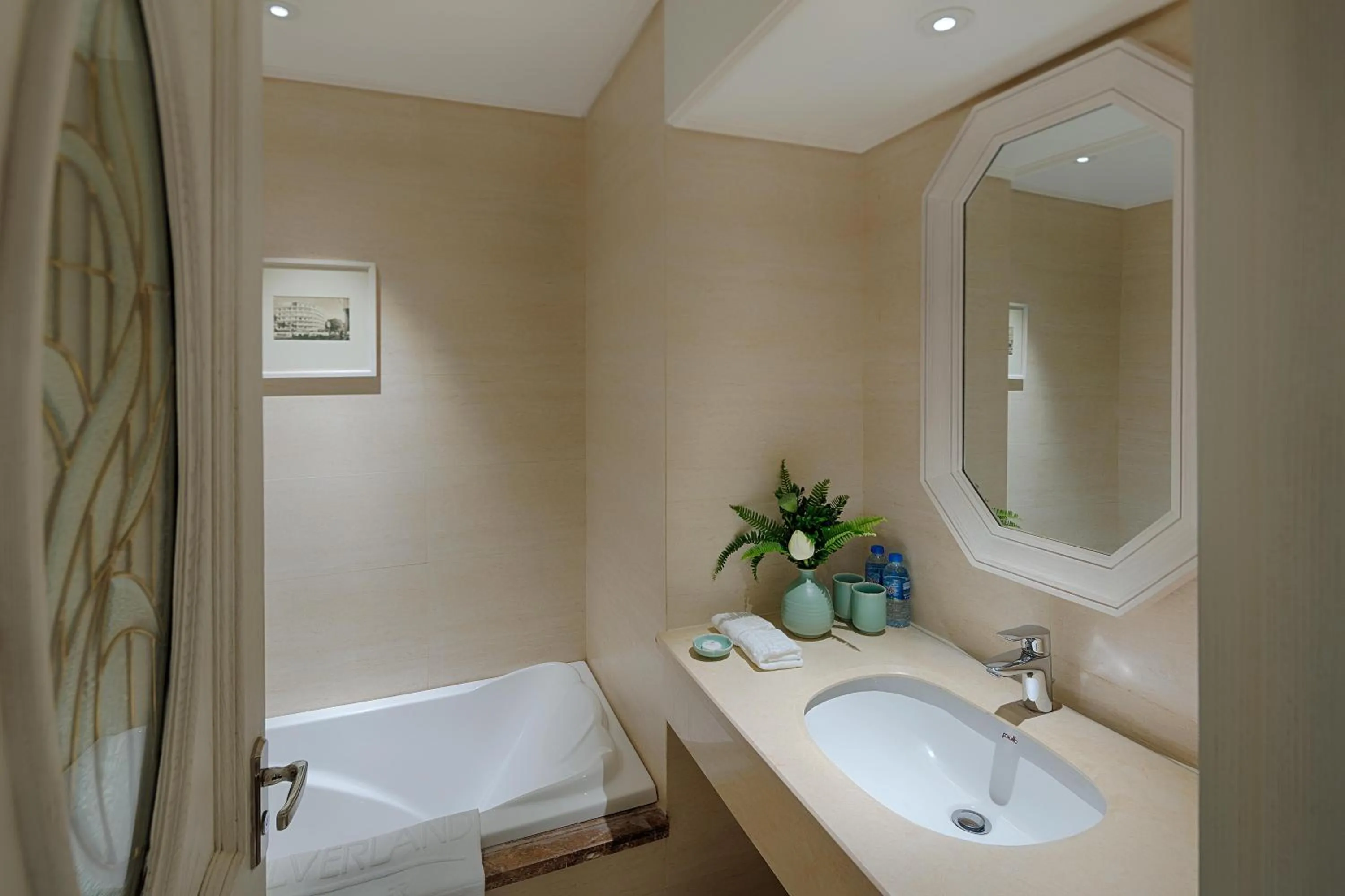 Toilet in Au Lac Charner Hotel