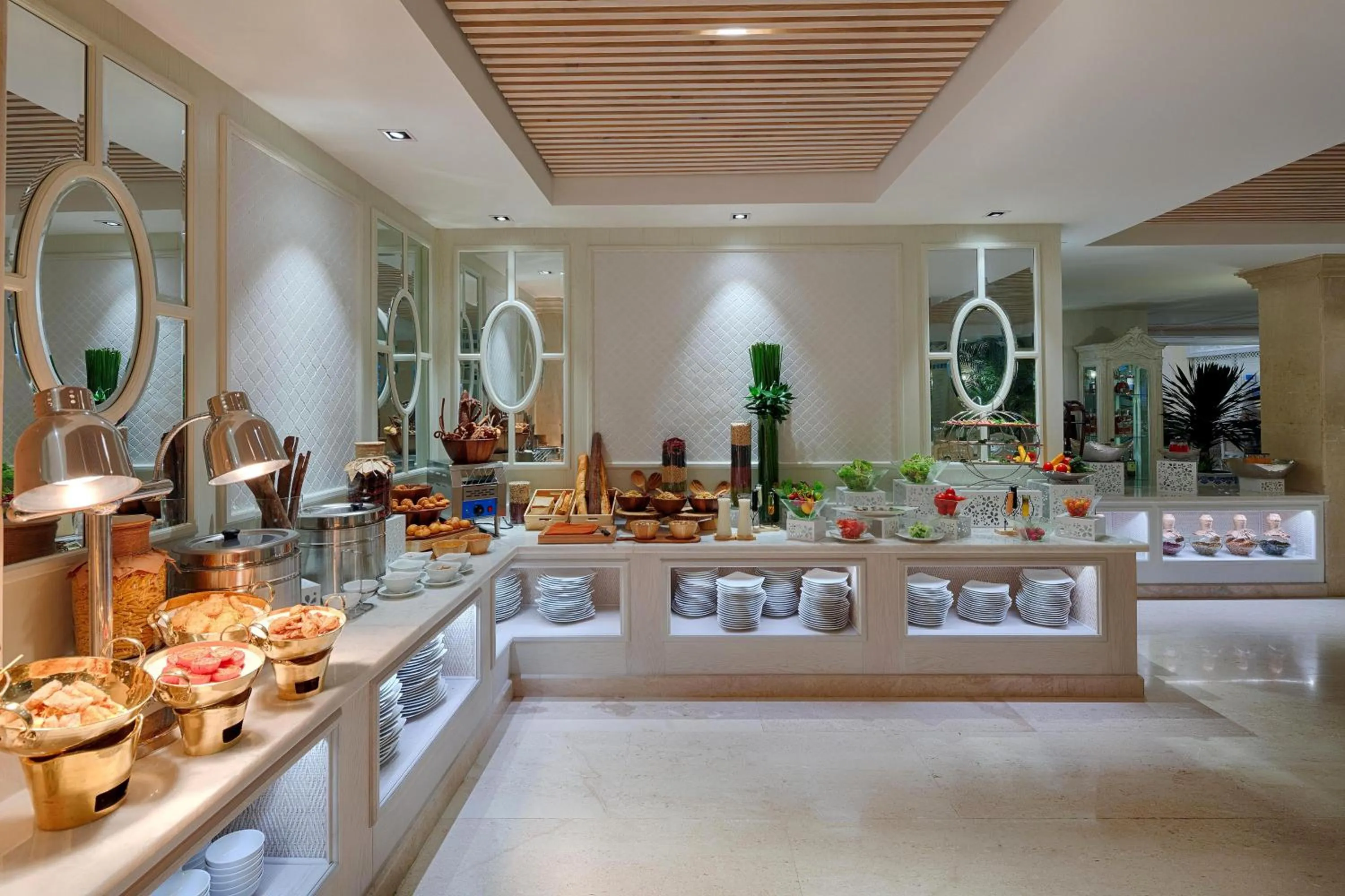 Restaurant/places to eat in Au Lac Charner Hotel