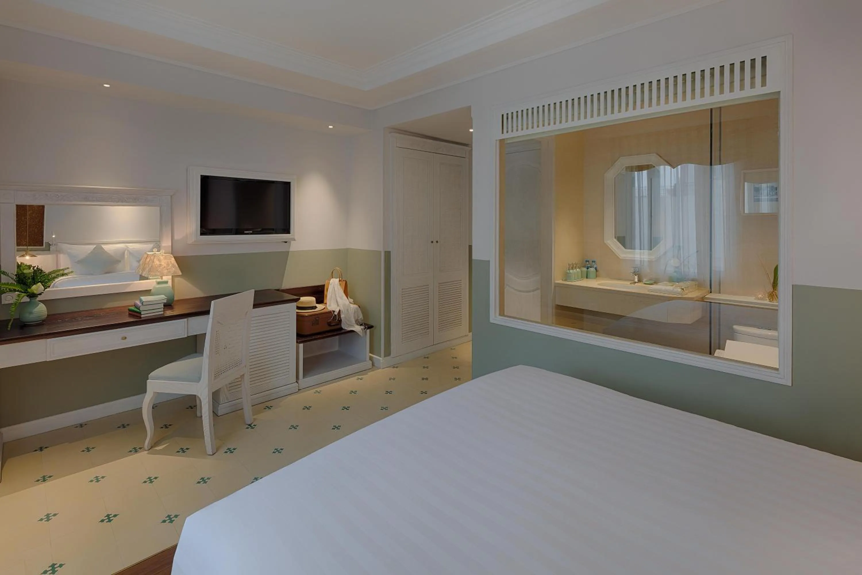 Bedroom, Bed in Au Lac Charner Hotel