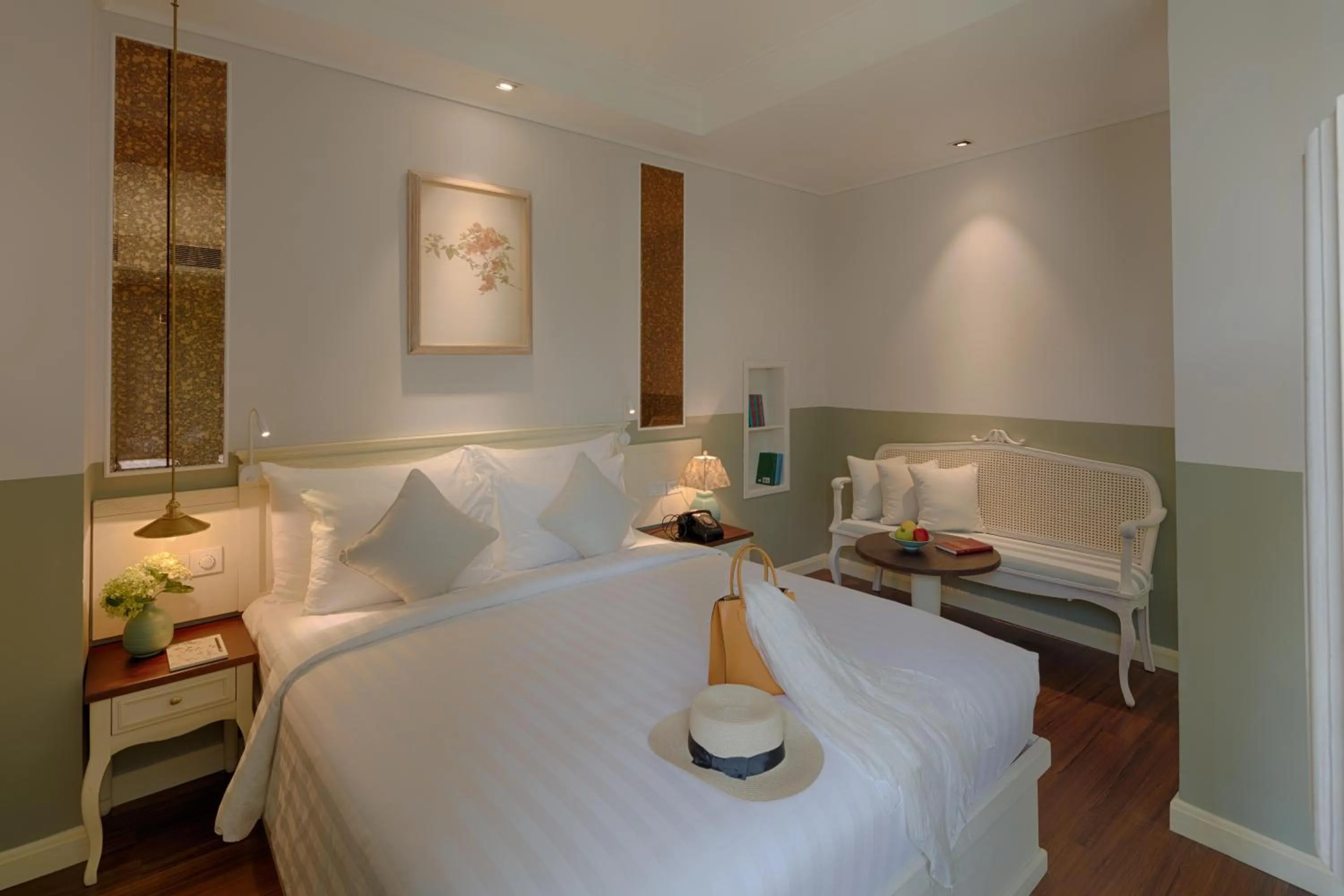 Bedroom, Bed in Au Lac Charner Hotel