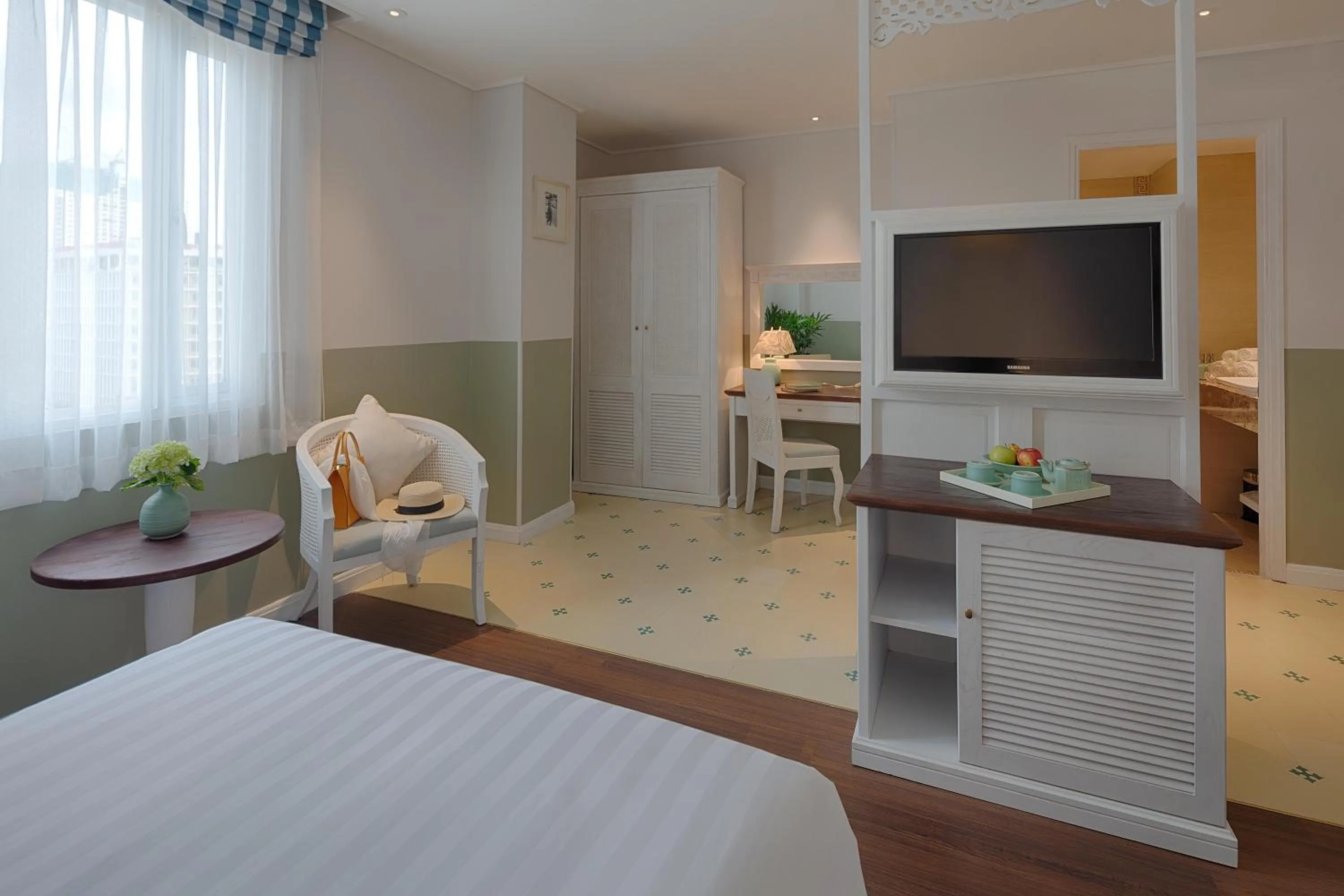 Bedroom, Bed in Au Lac Charner Hotel