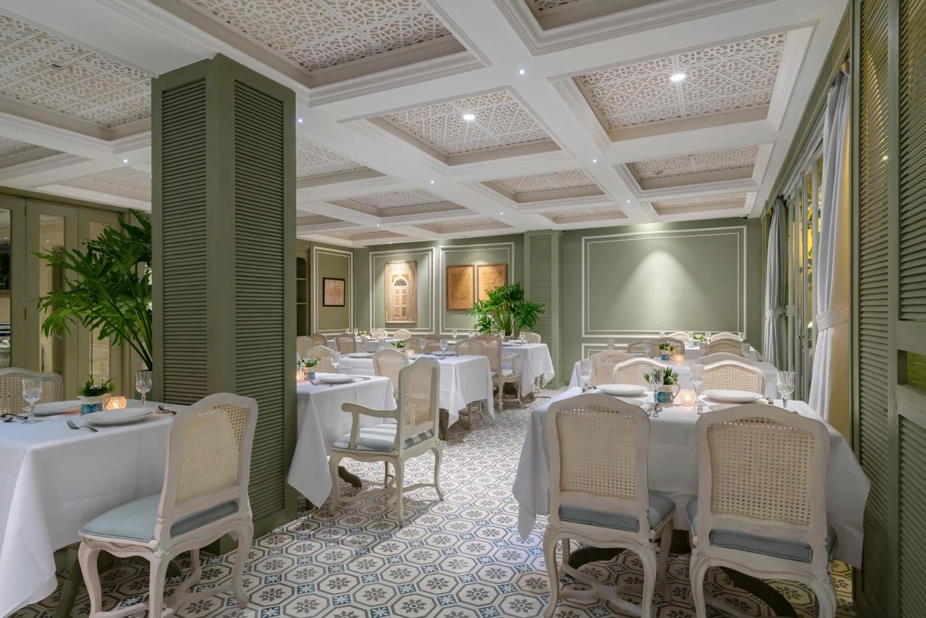 Restaurant/places to eat in Au Lac Charner Hotel