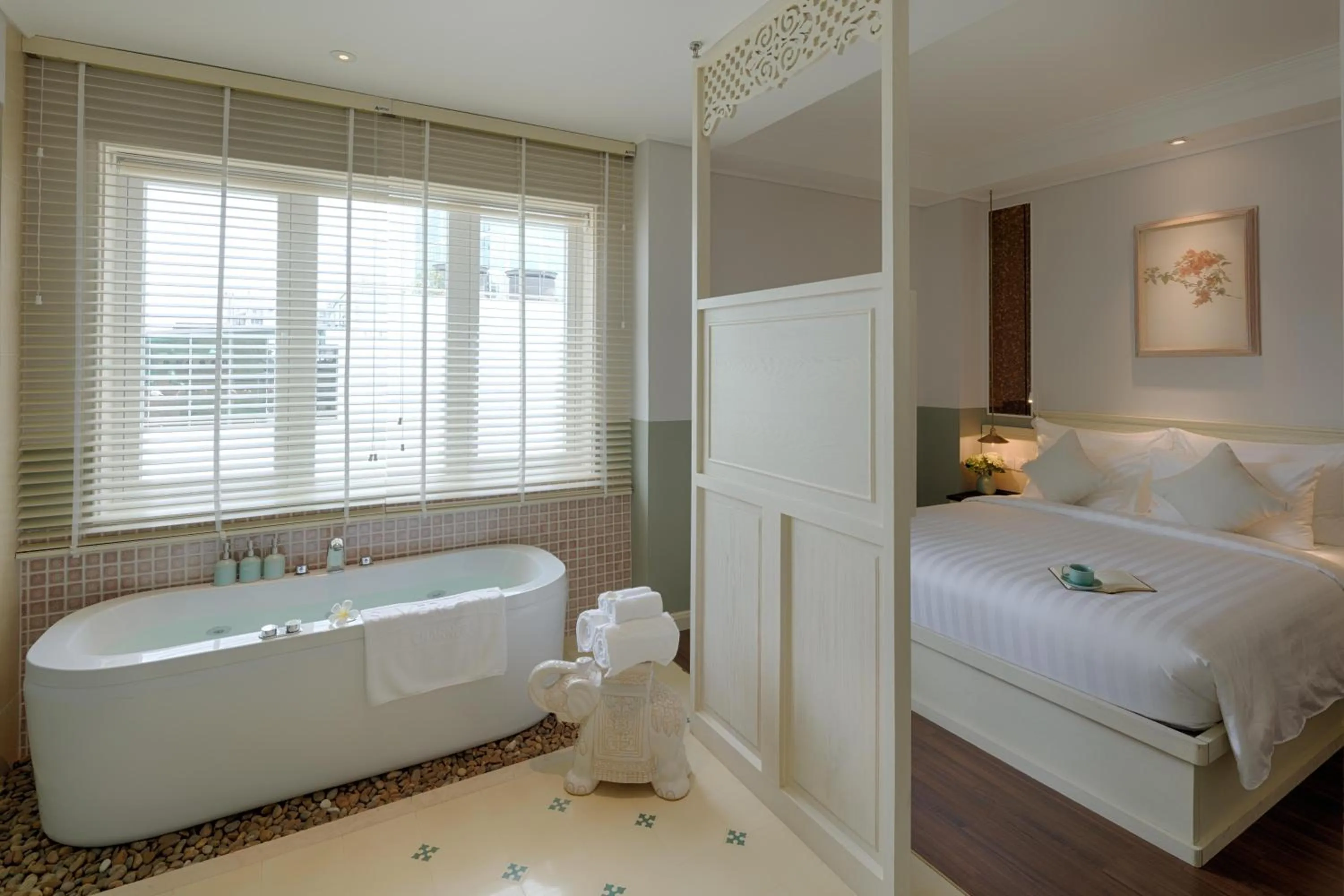 Bedroom, Bed in Au Lac Charner Hotel