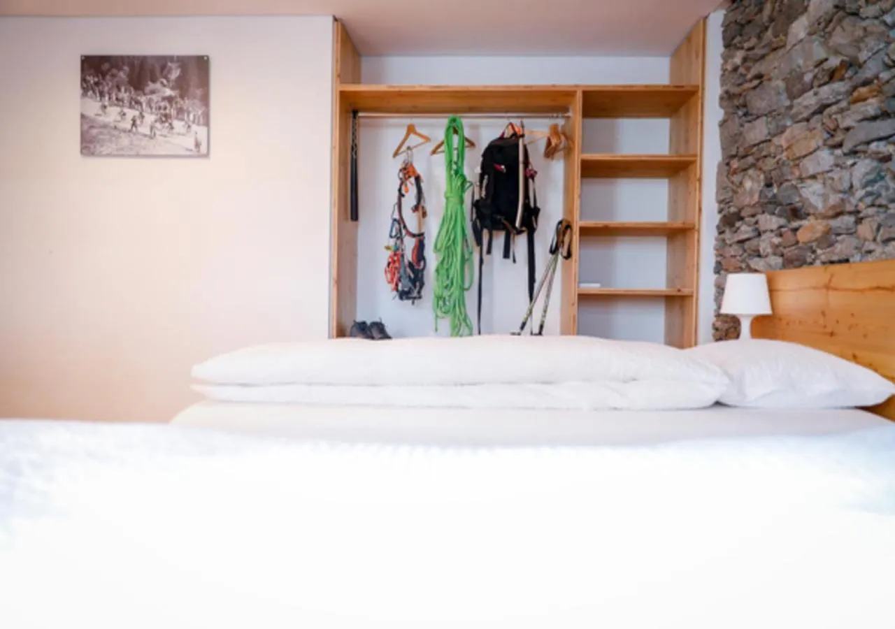 Photo of the whole room, Bed in Bed&Bike Tremola San Gottardo