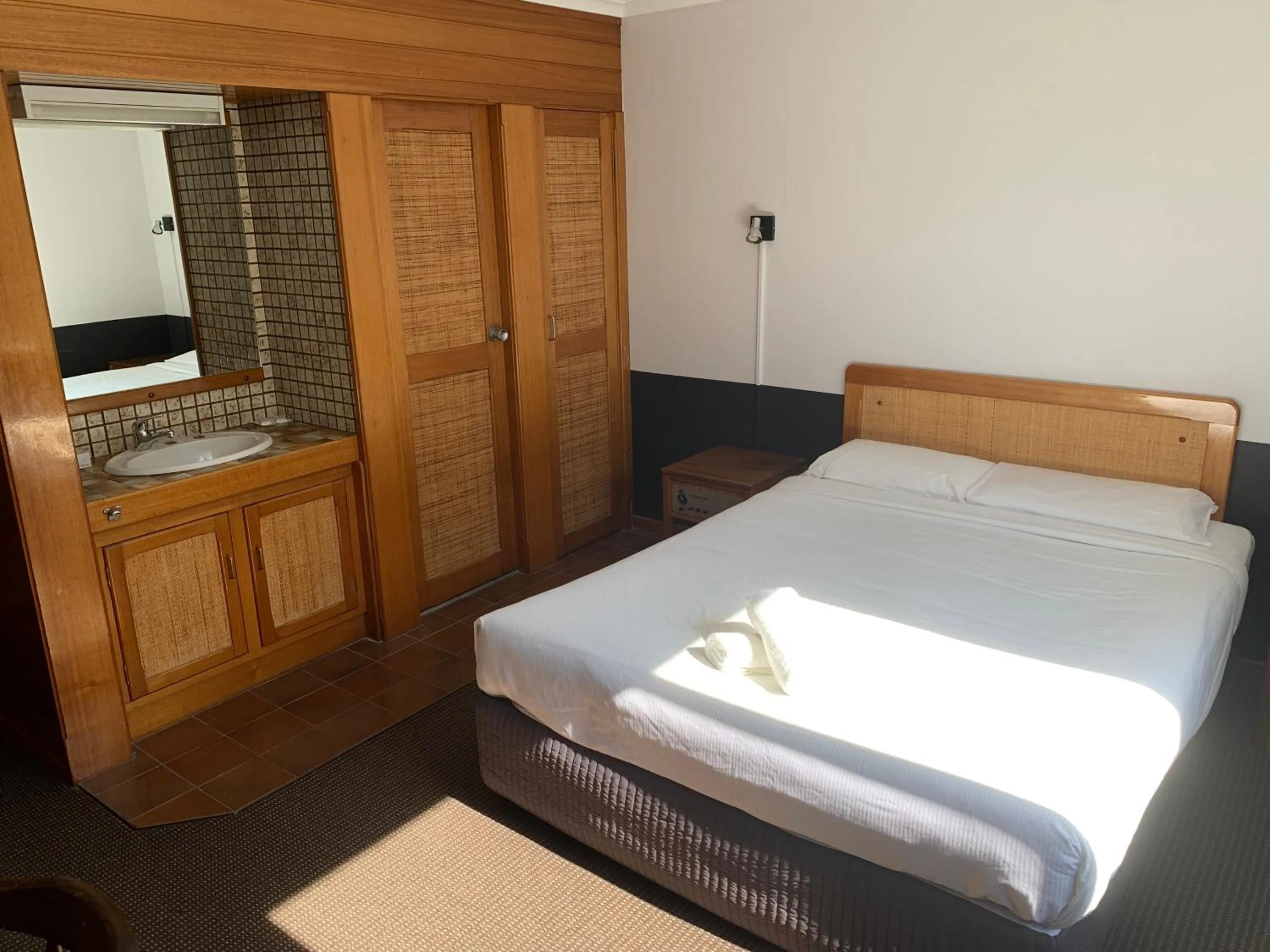 Bed in Ascot Motor Inn