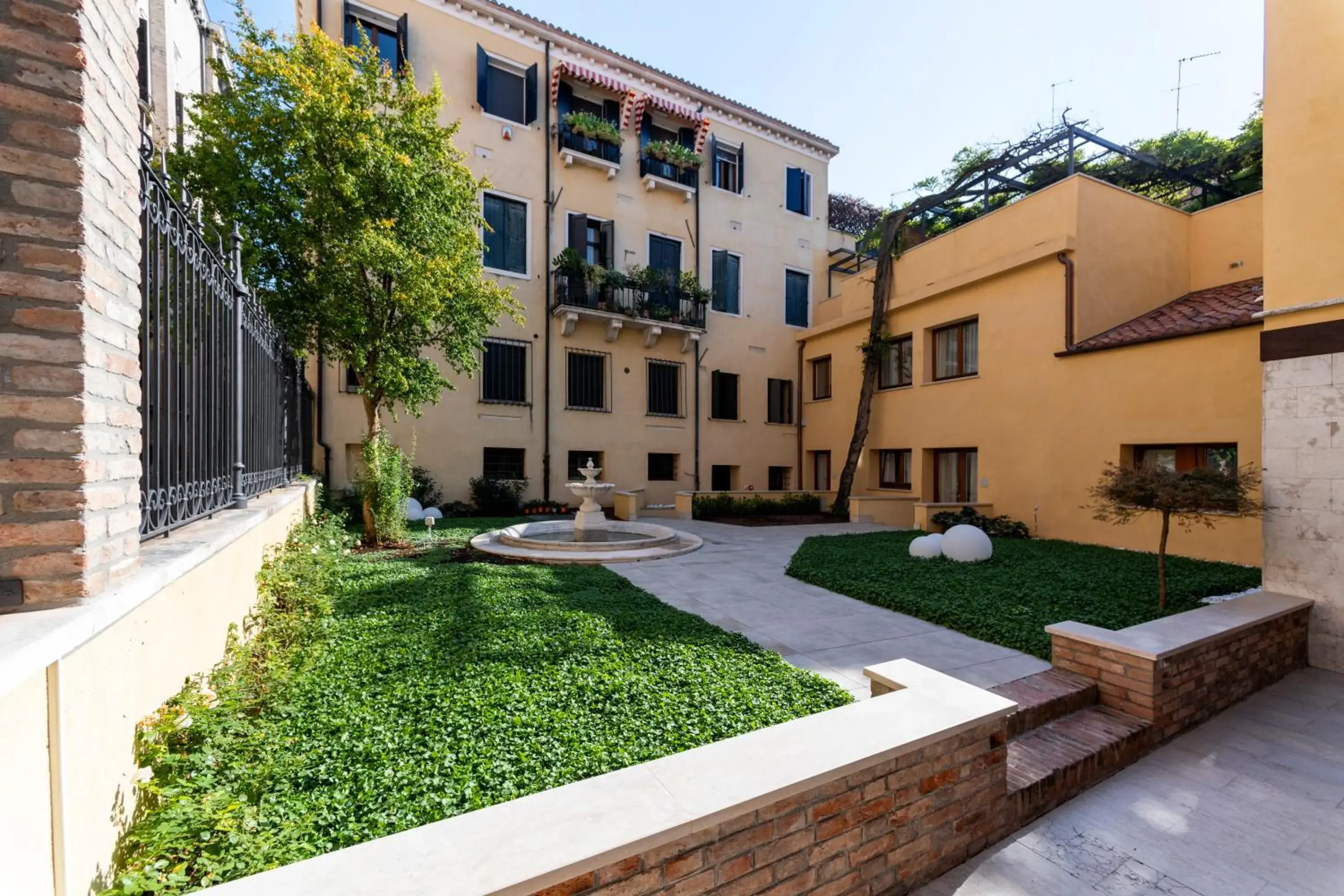 Property building in Ca' de la Fonte - WENICE Deep Culture Property building in Ca' de la Fonte - WENICE Deep Culture