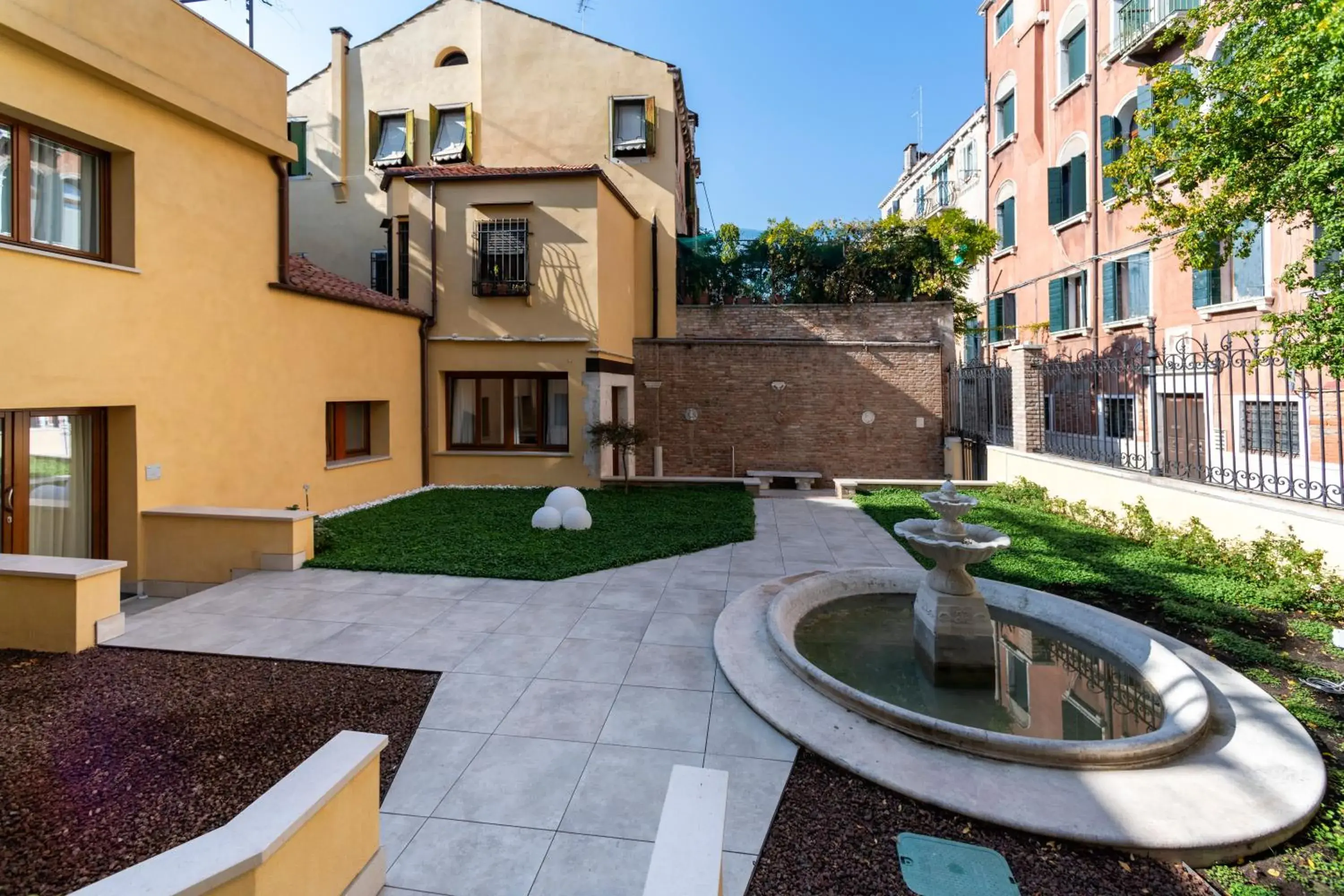 Property building in Ca' de la Fonte - WENICE Deep Culture Property building in Ca' de la Fonte - WENICE Deep Culture