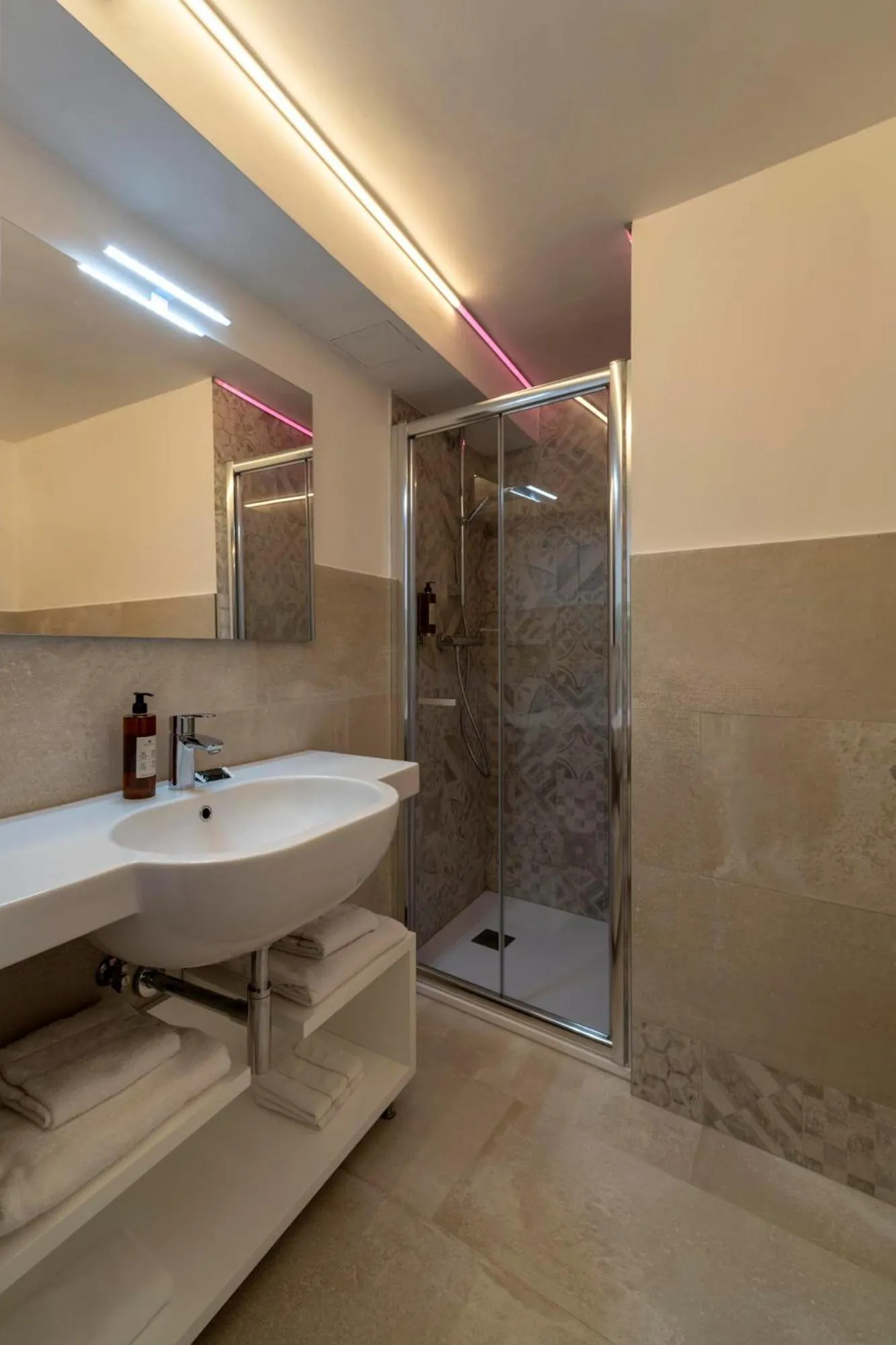 Shower in Ca' de la Fonte - WENICE Deep Culture