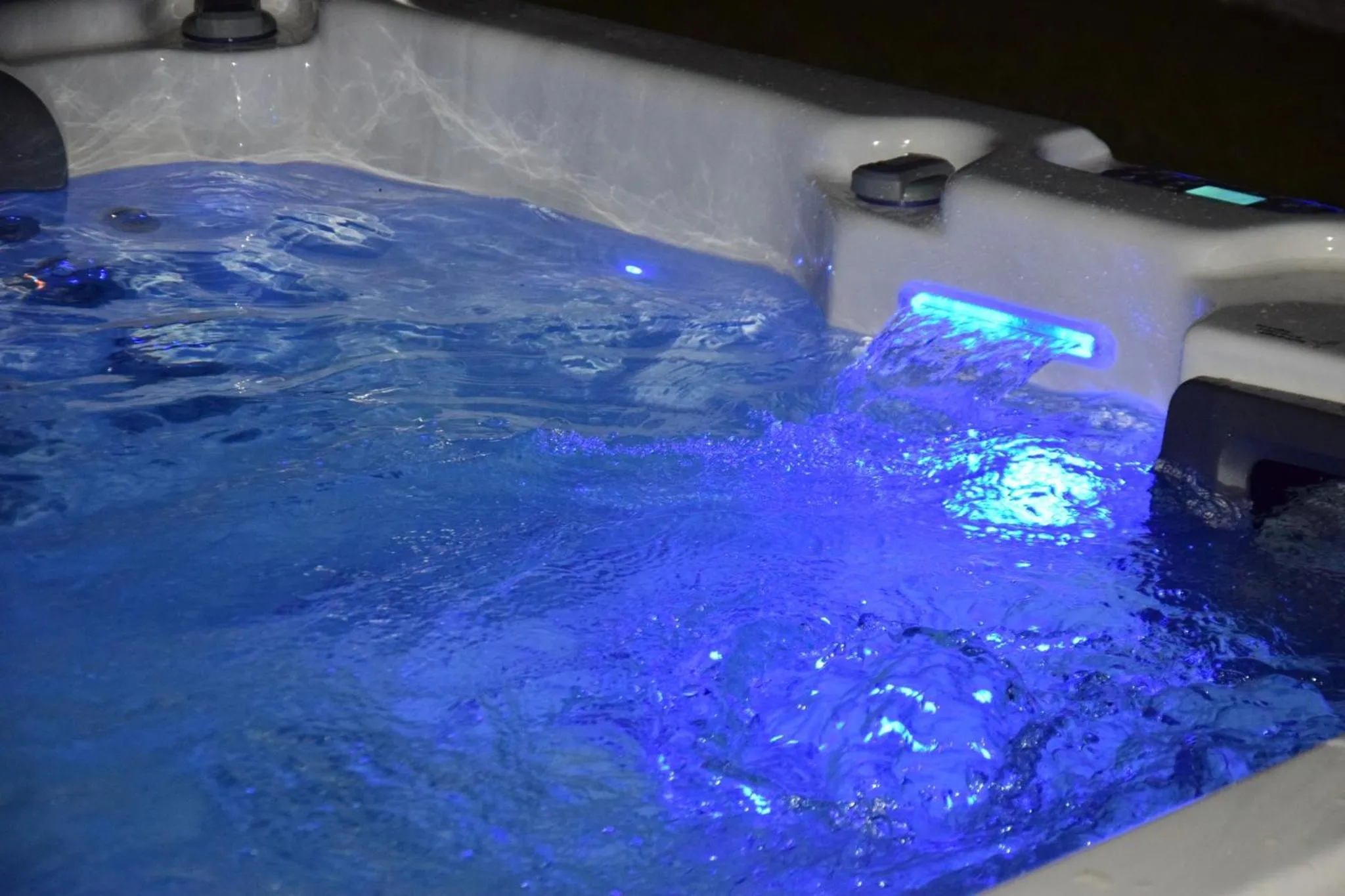 Hot Tub in Isola Apartments