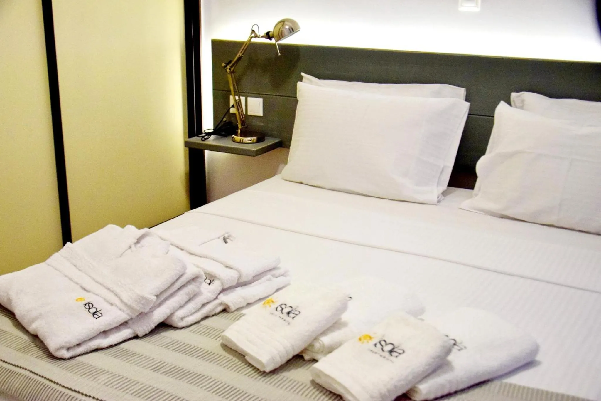 Bedroom, Bed in Isola Apartments