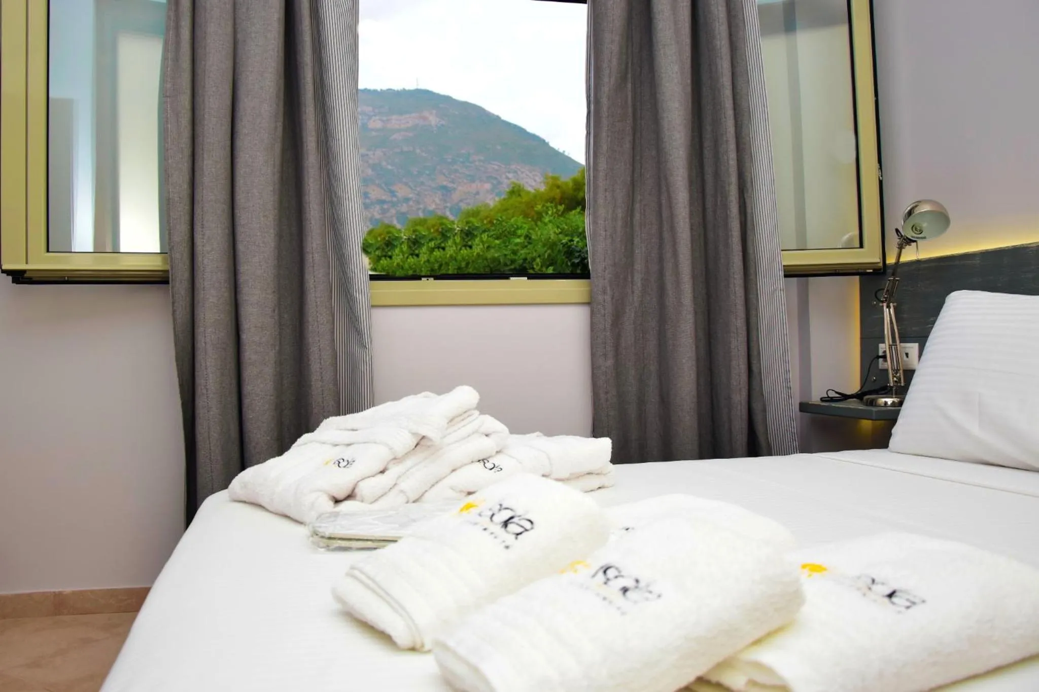 Bedroom, Bed in Isola Apartments