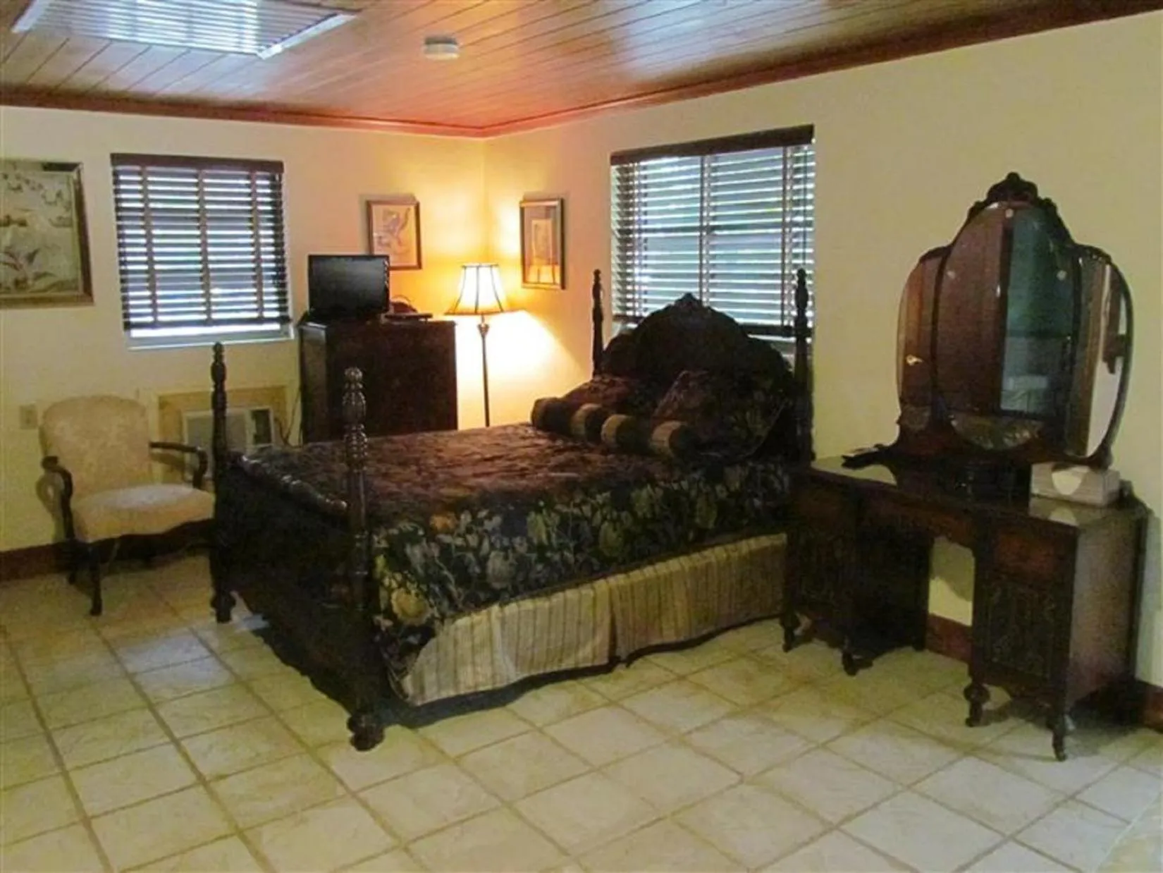 Bed in The Yearling Cabins