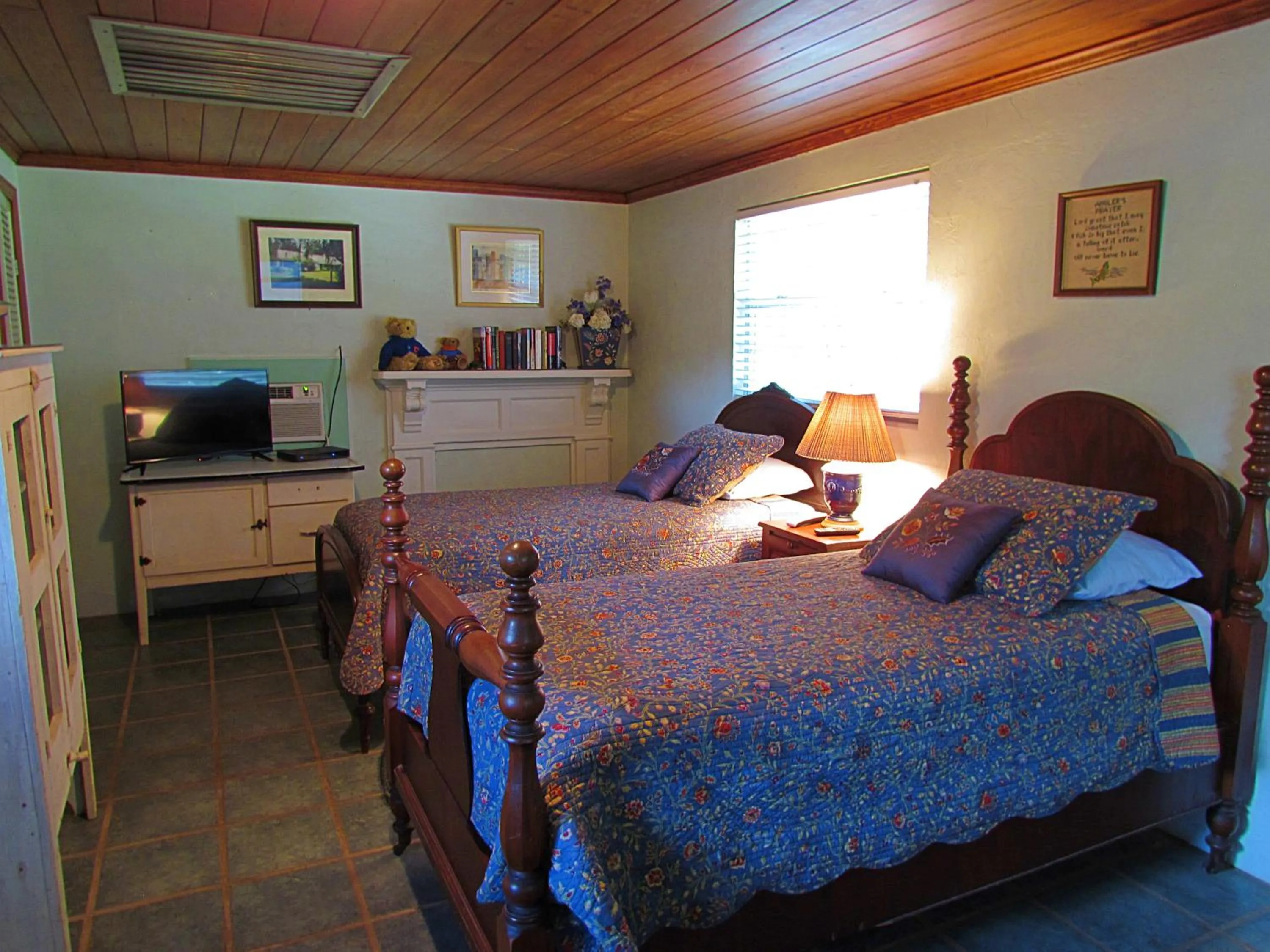 Bed in The Yearling Cabins