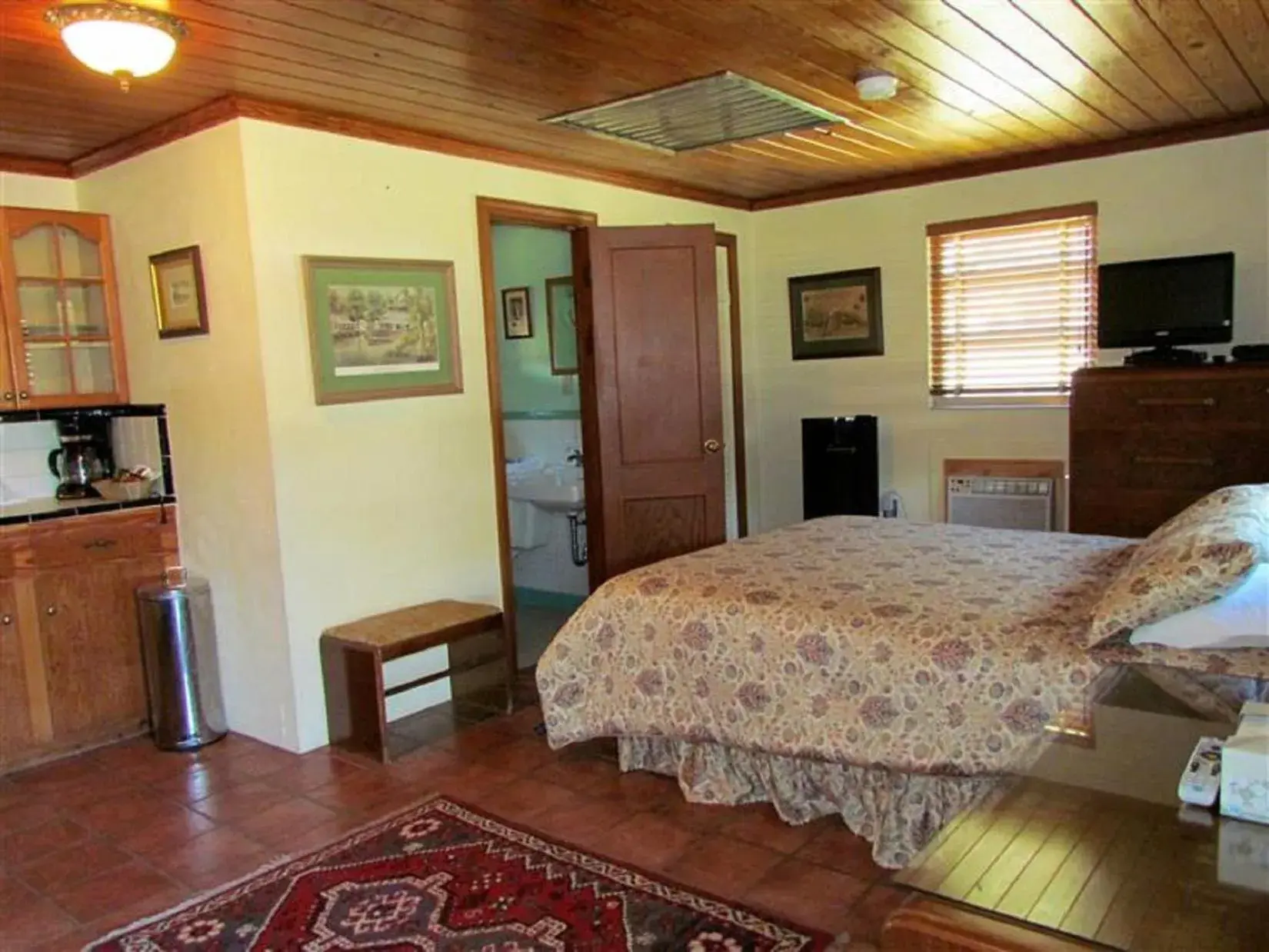 Queen Room in The Yearling Cabins Queen Room in The Yearling Cabins