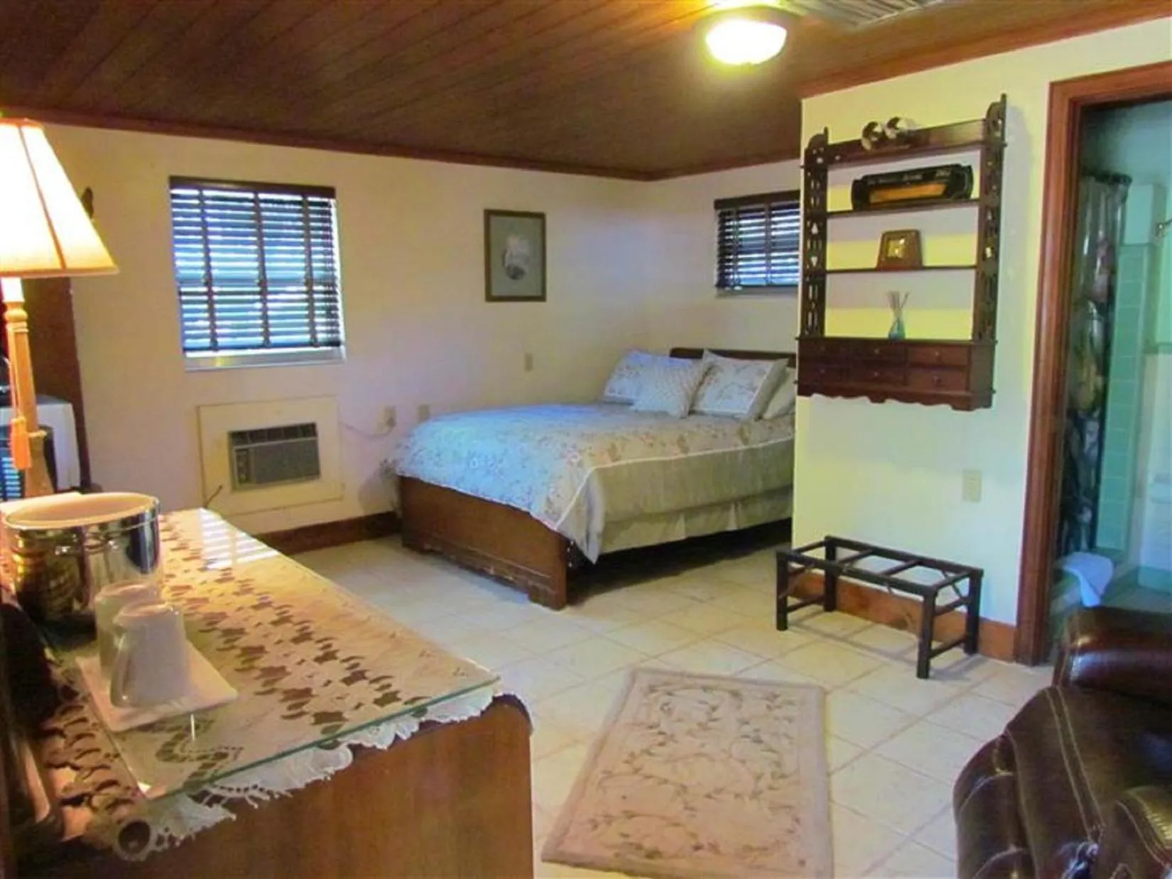 Photo of the whole room, Bed in The Yearling Cabins