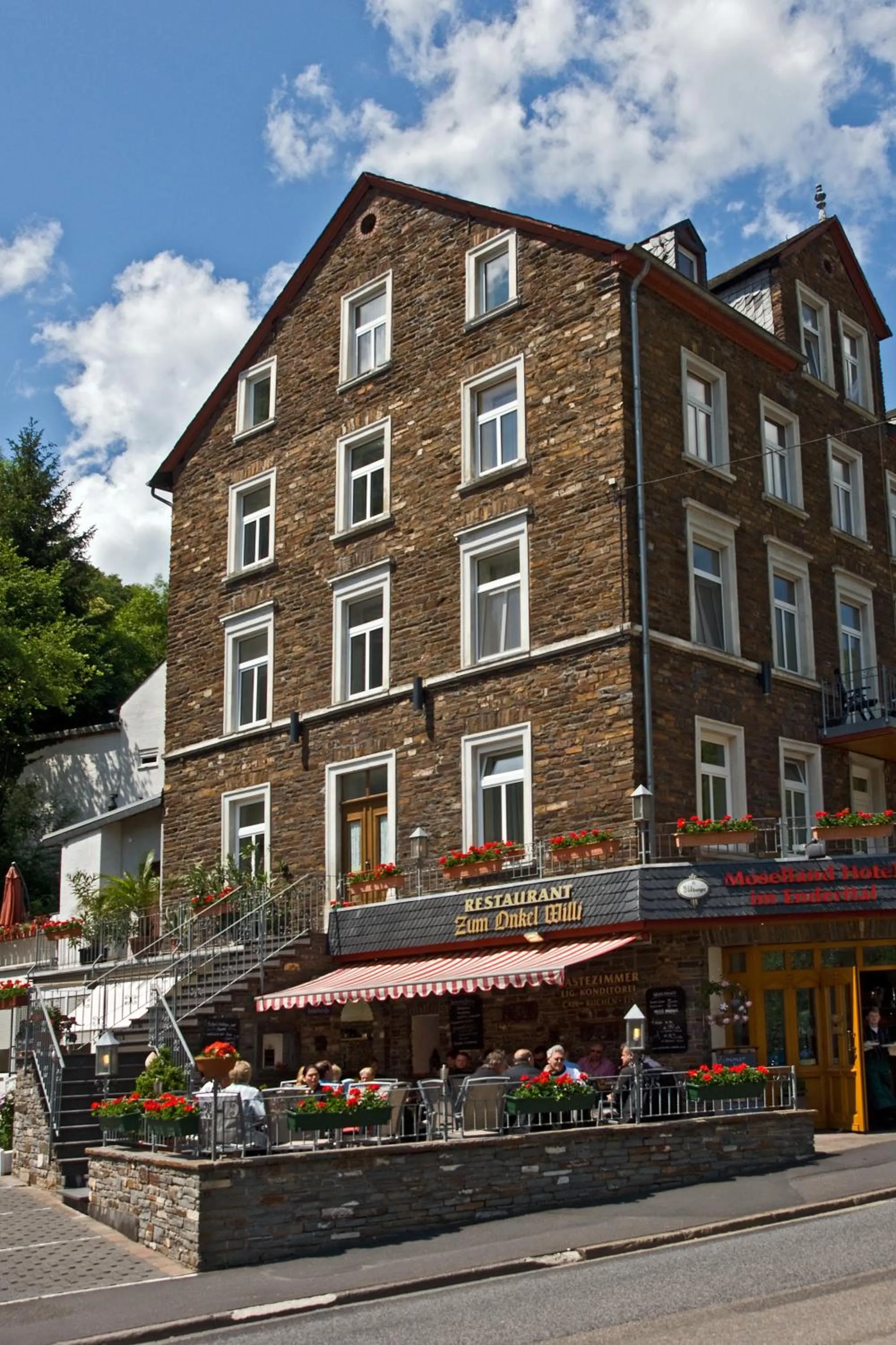 Property building in Moselland Hotel im Enderttal Zum Onkel Willi