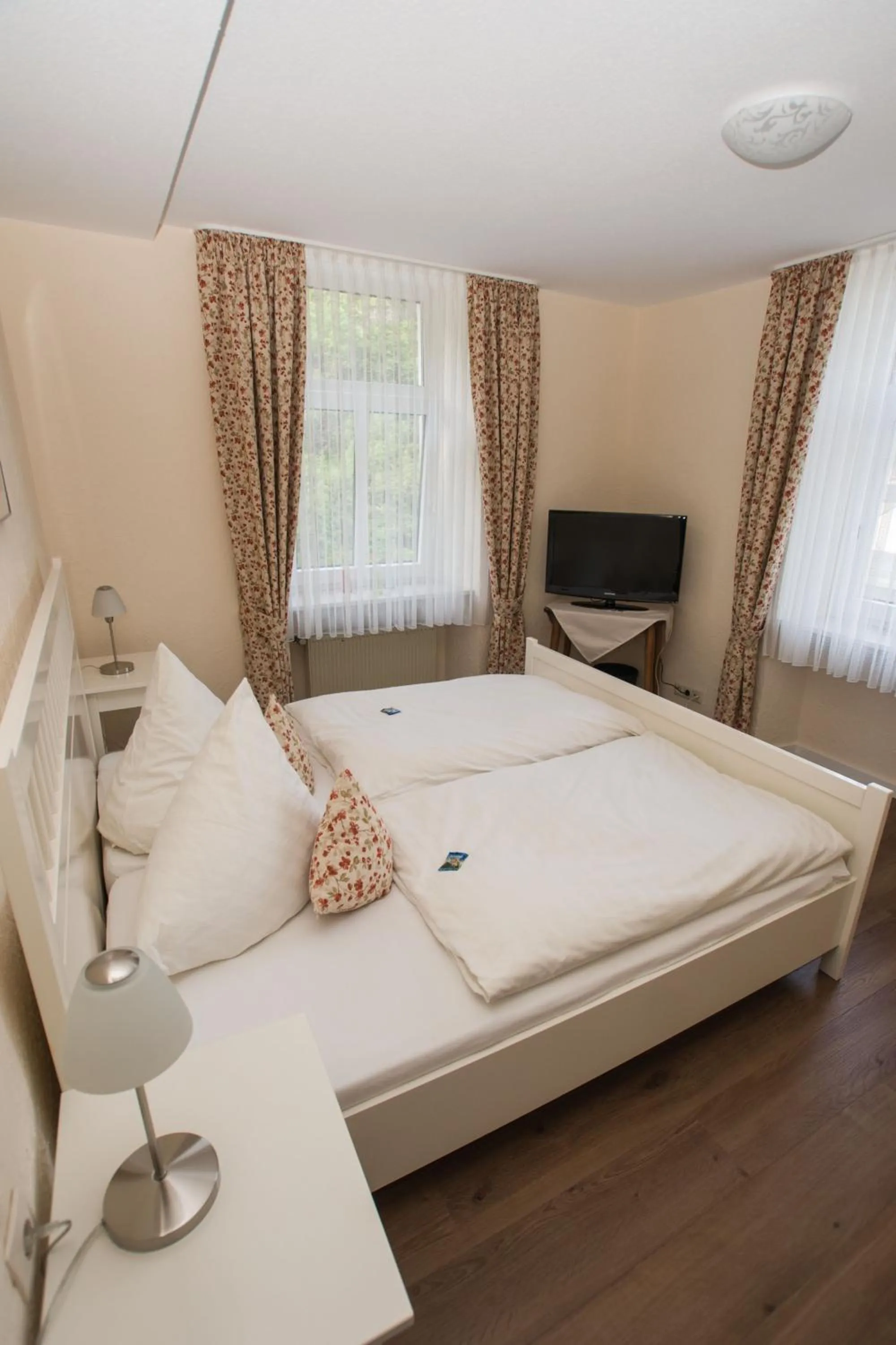 Photo of the whole room, Bed in Moselland Hotel im Enderttal Zum Onkel Willi