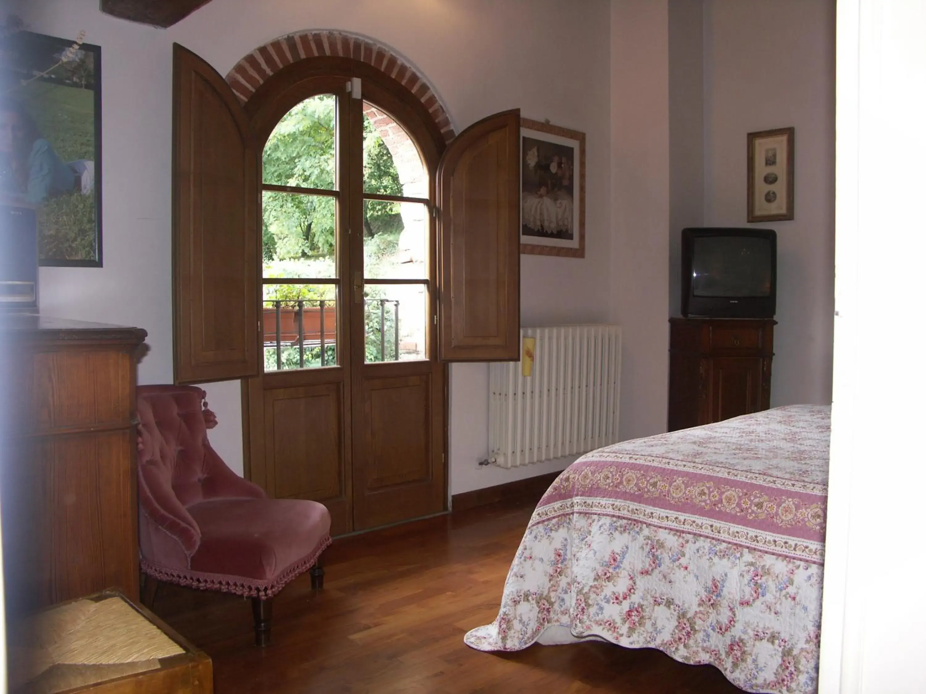 Double Room with Shared Bathroom - single occupancy in Campomaggio Double Room with Shared Bathroom - single occupancy in Campomaggio