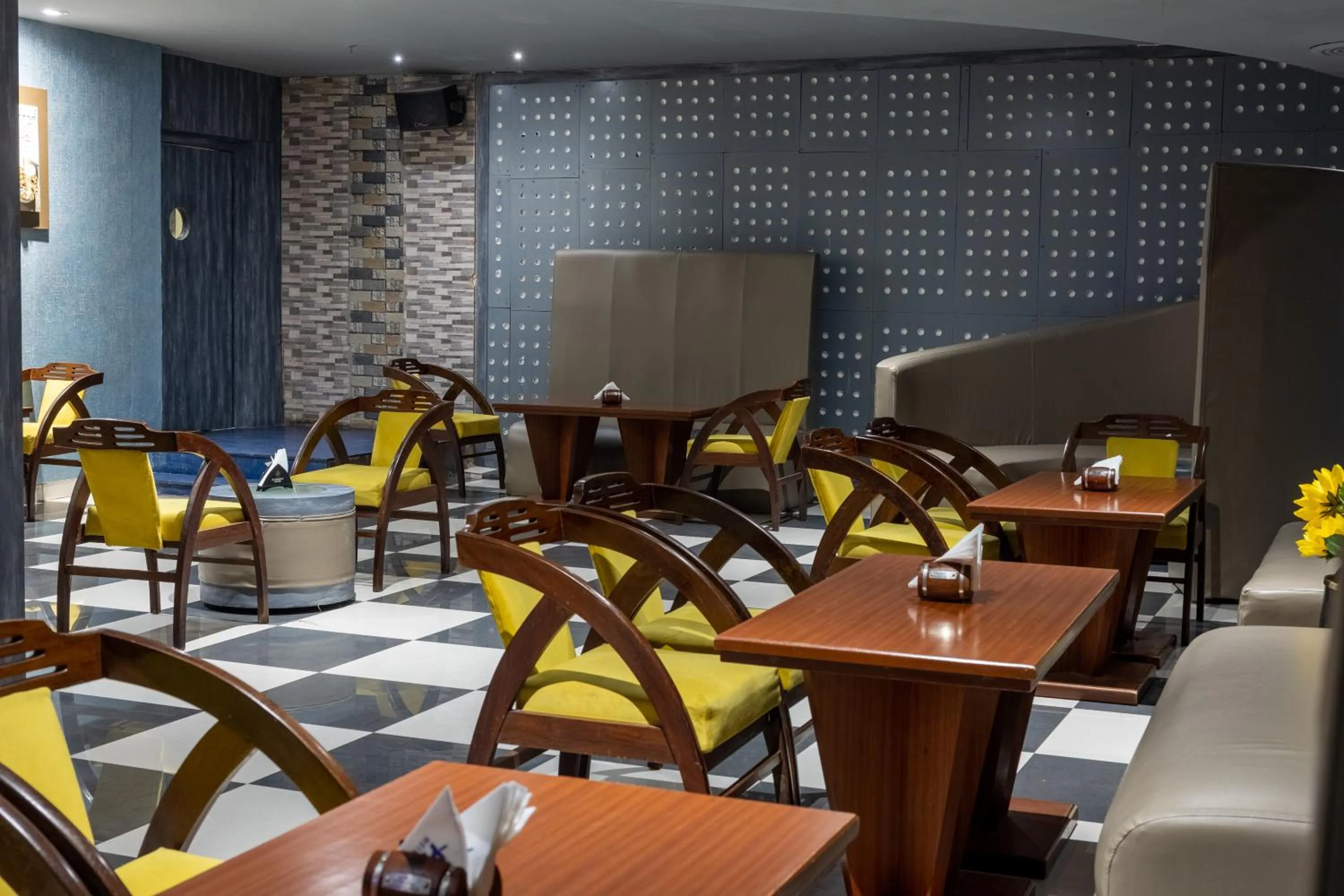 Restaurant/places to eat in Hotel Pal Heights