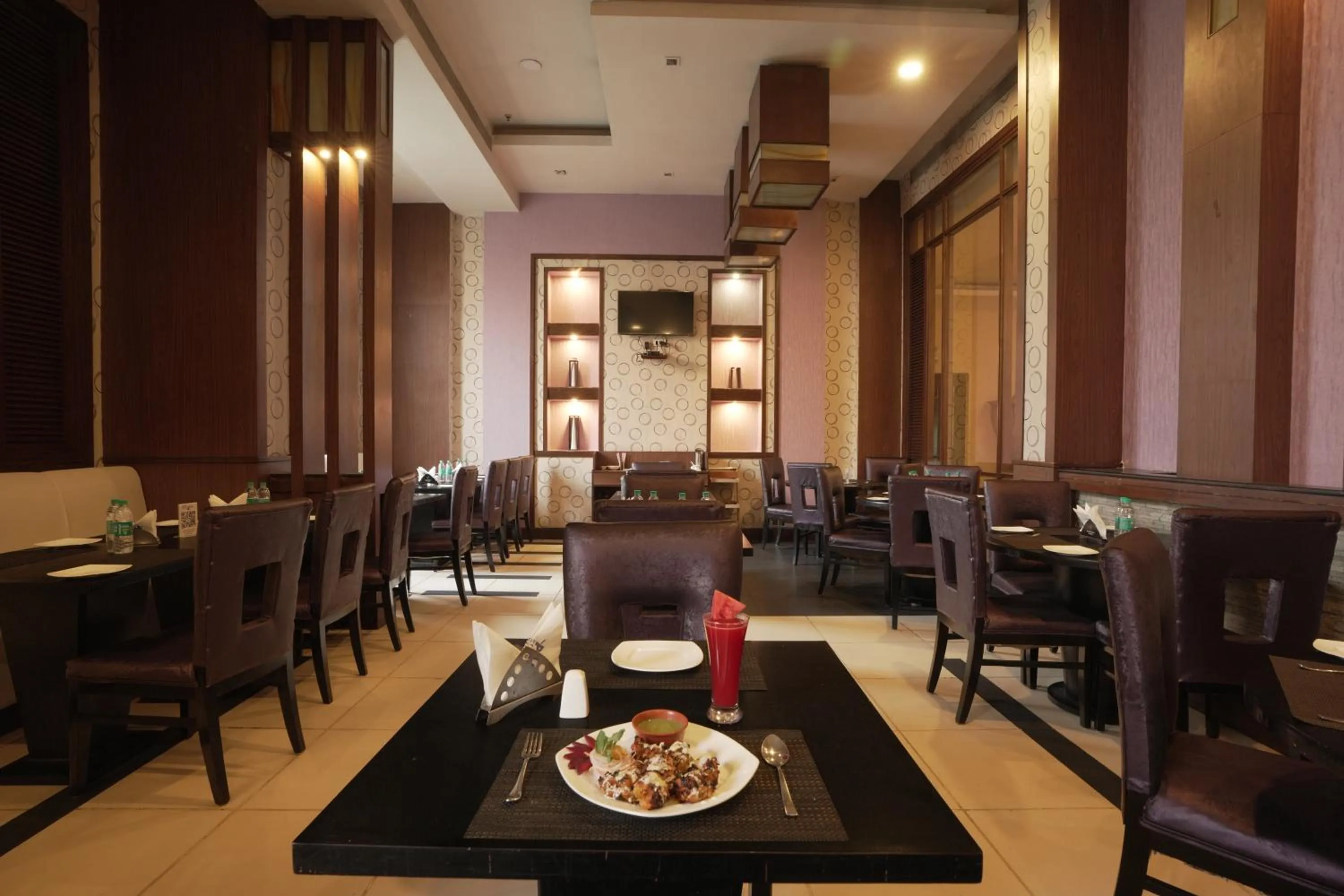 Restaurant/places to eat in Hotel Pal Heights