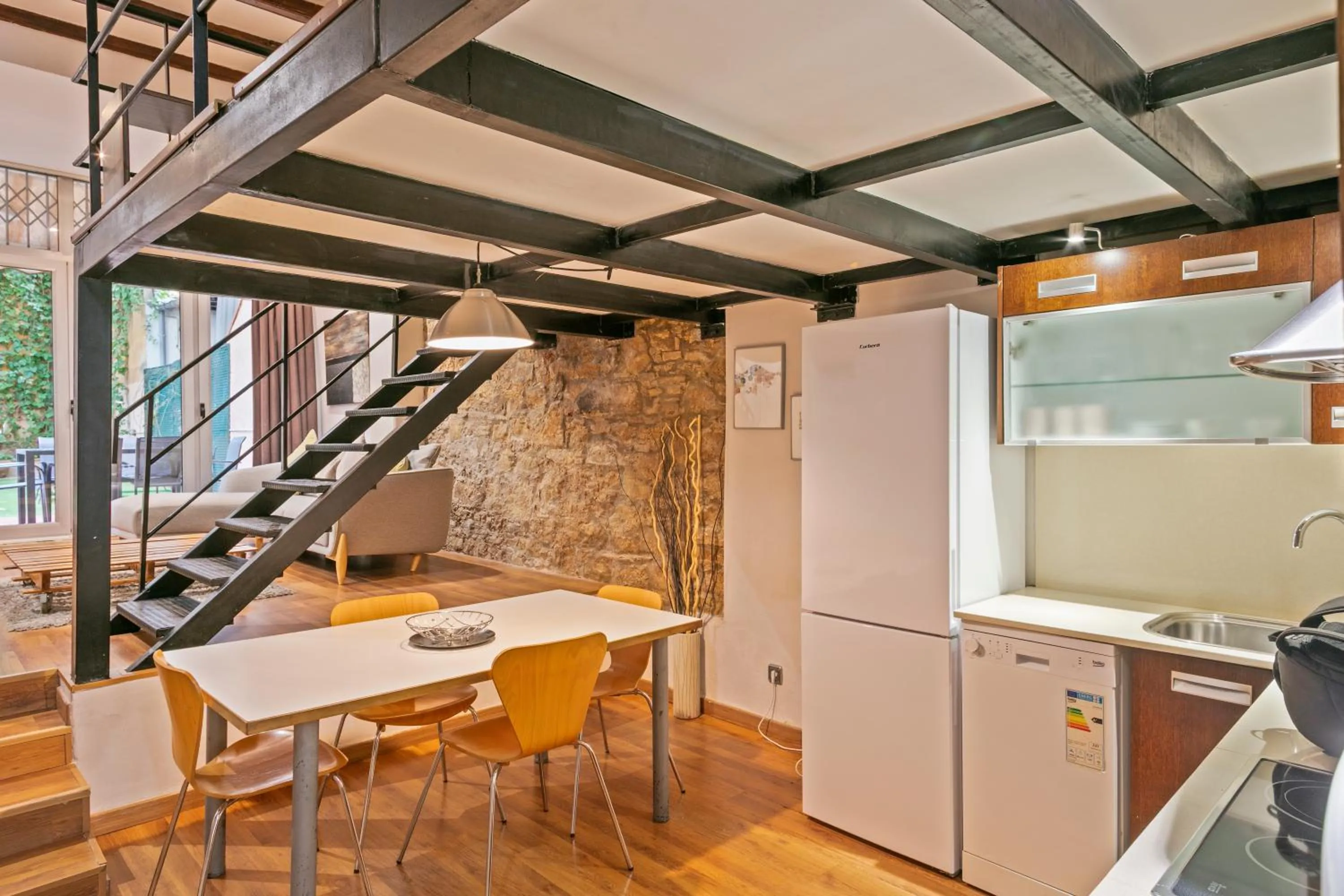 Dining area in Alcam Loft Grassot