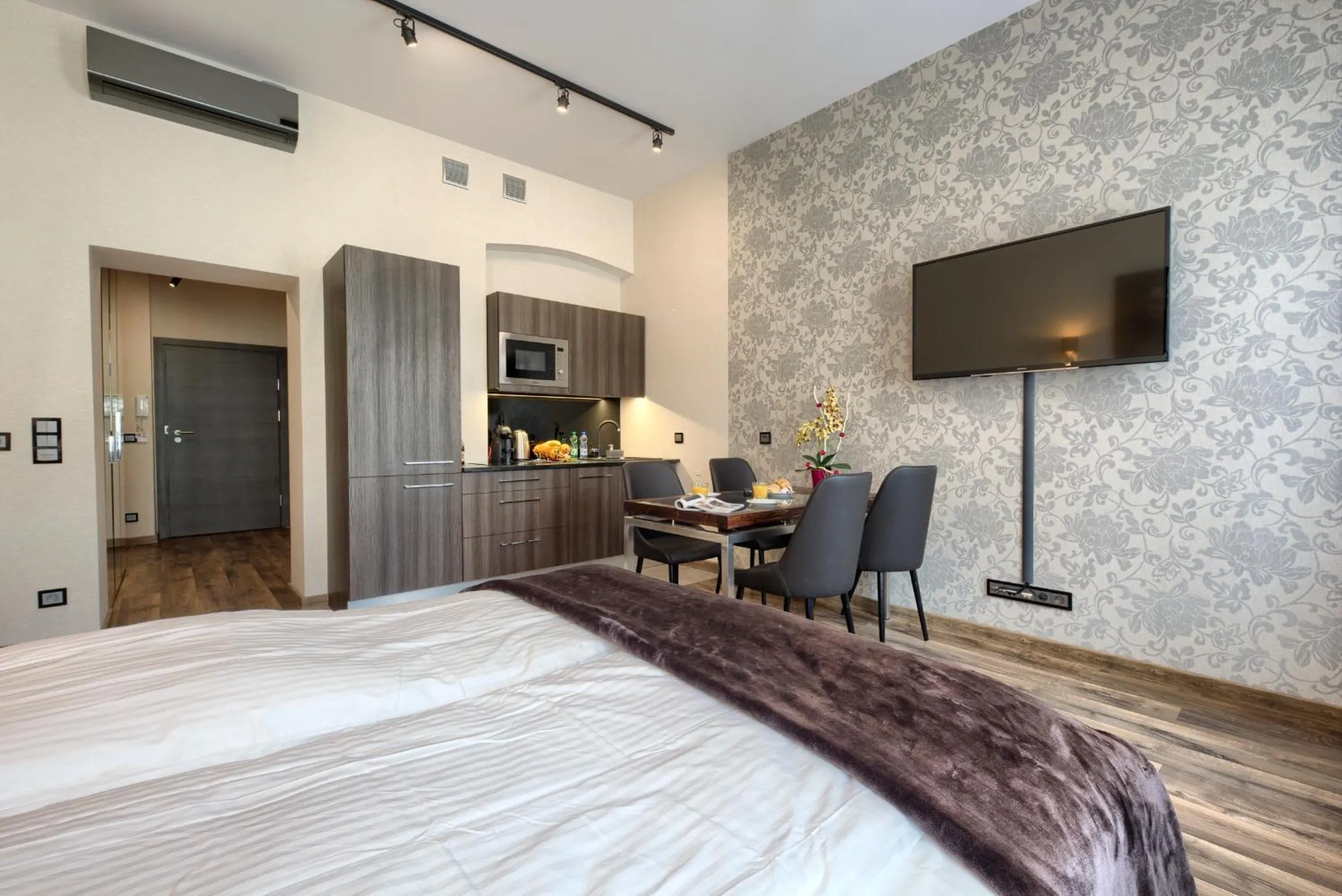 Kitchen or kitchenette, Bed in Aparthotel New Lux