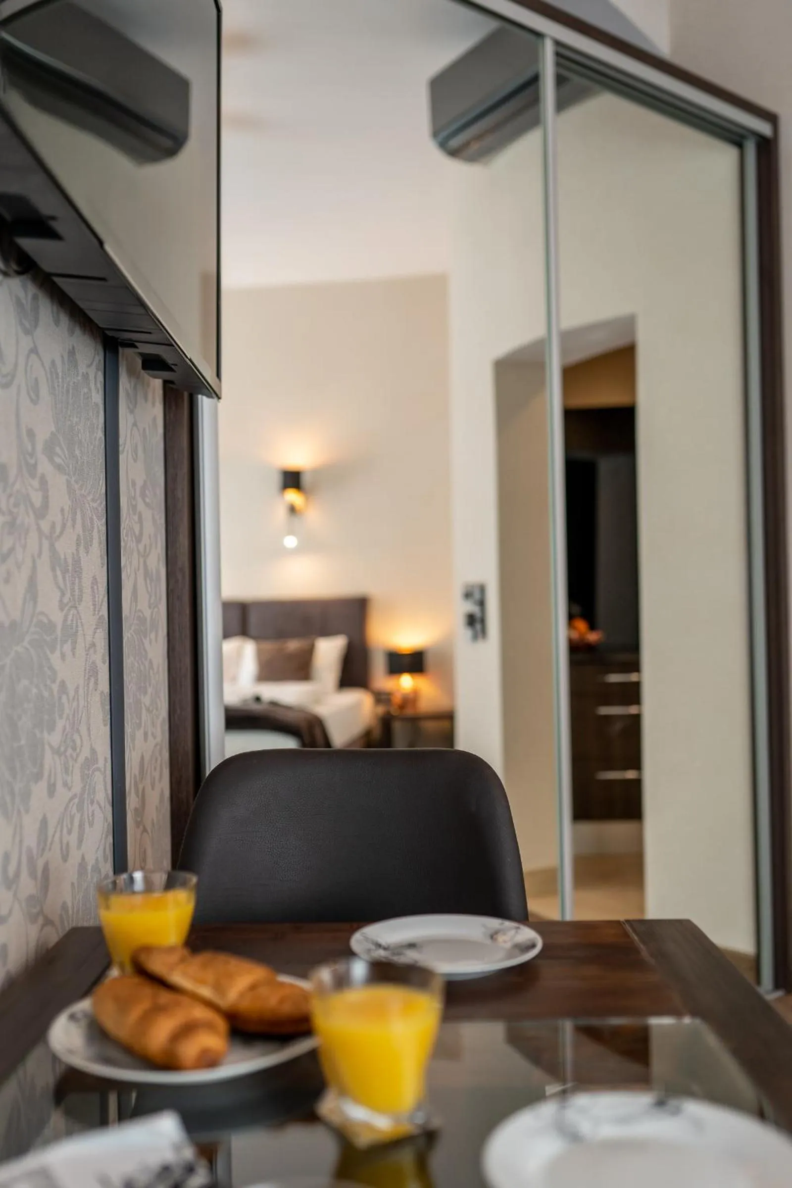 wardrobe, Bed in Aparthotel New Lux