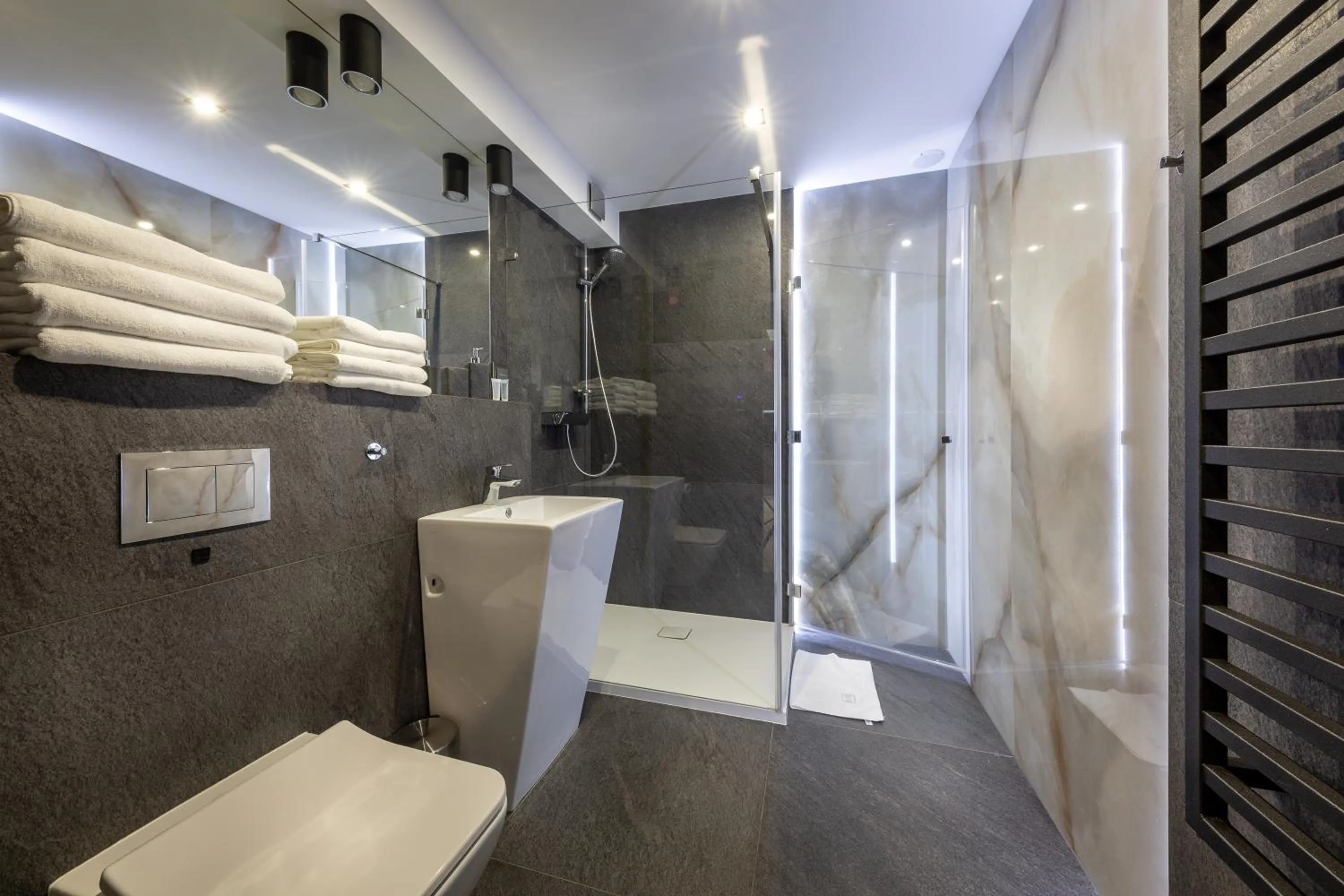 Shower in Aparthotel New Lux