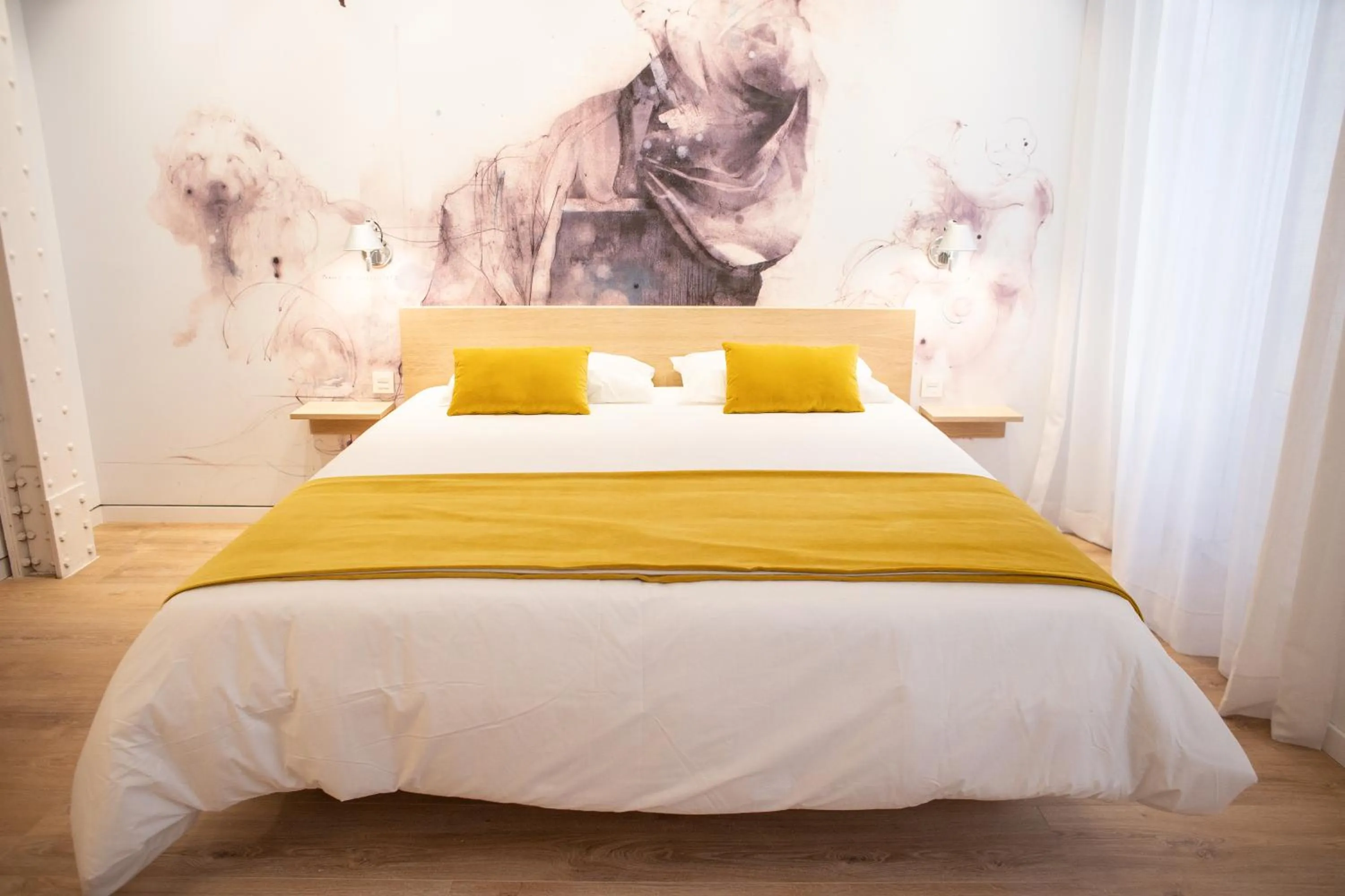 Bed in Plaza Mayor Suites & Apartments