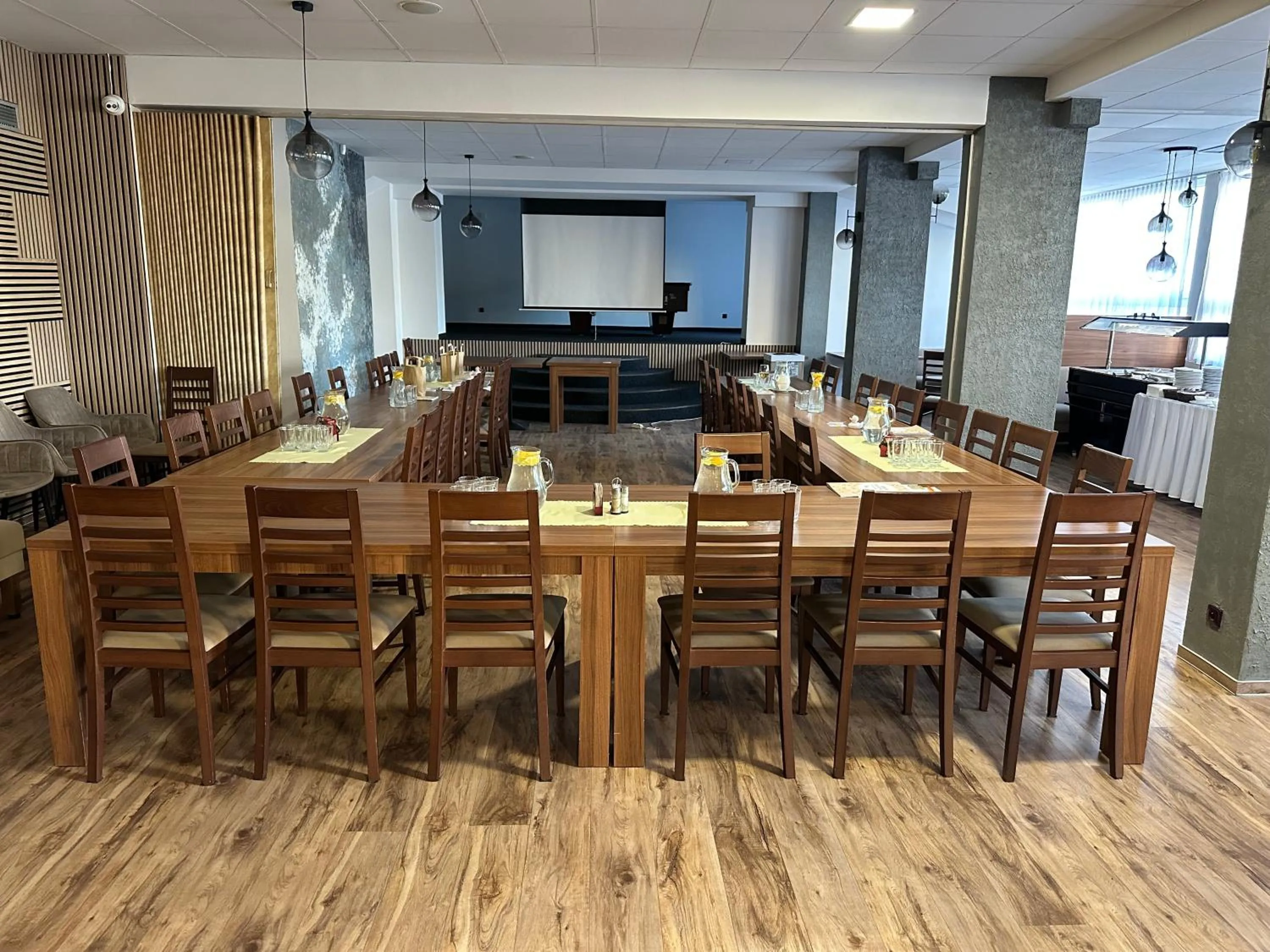 Restaurant/places to eat in Hotel Alf