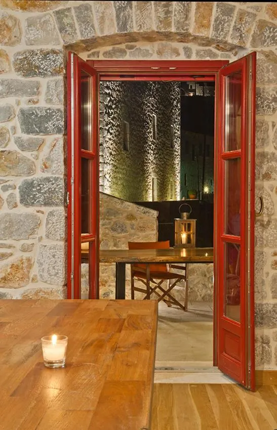 Restaurant/places to eat in Limeni Villa