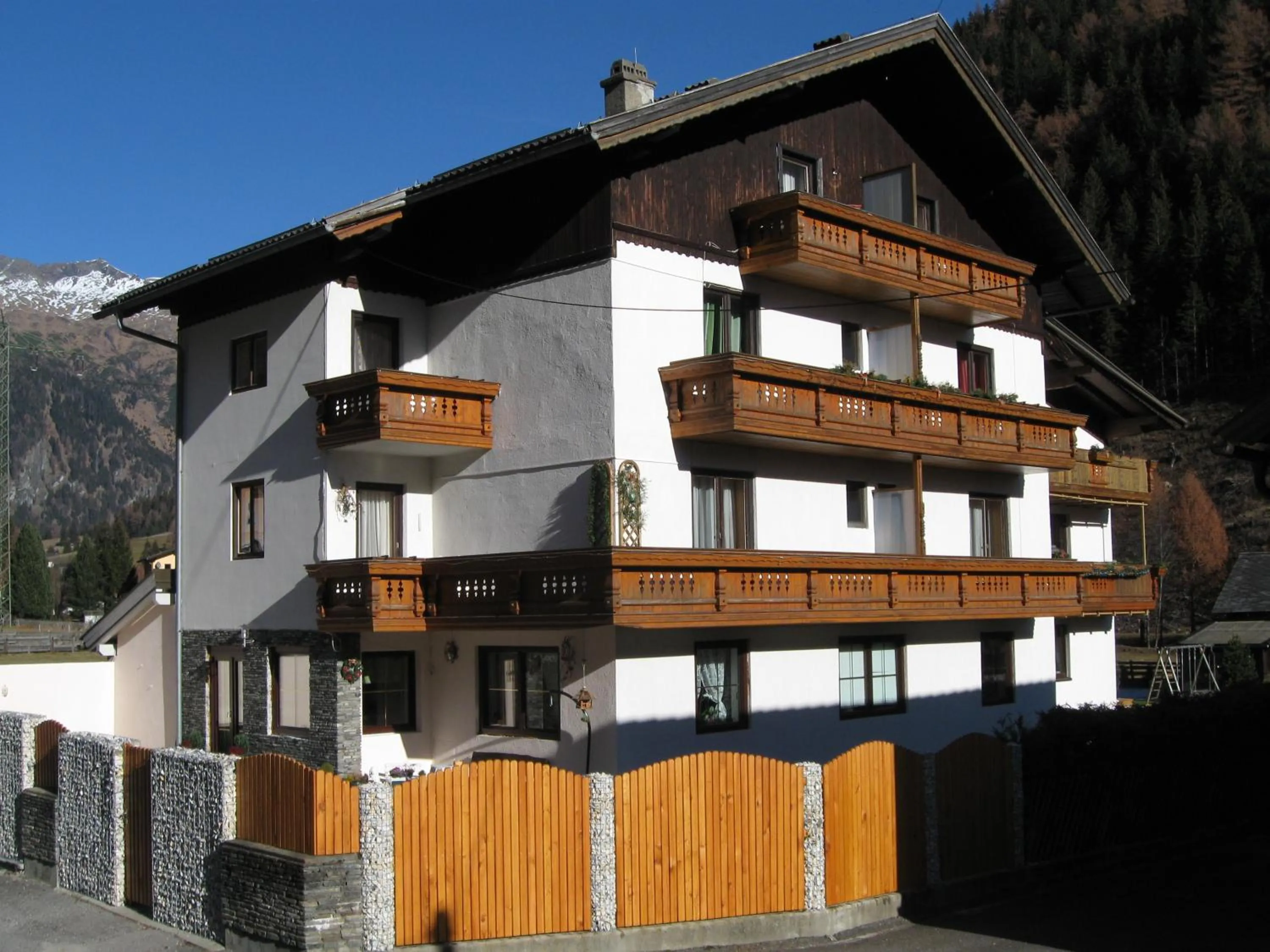 Facade/entrance in Appartements Schusser
