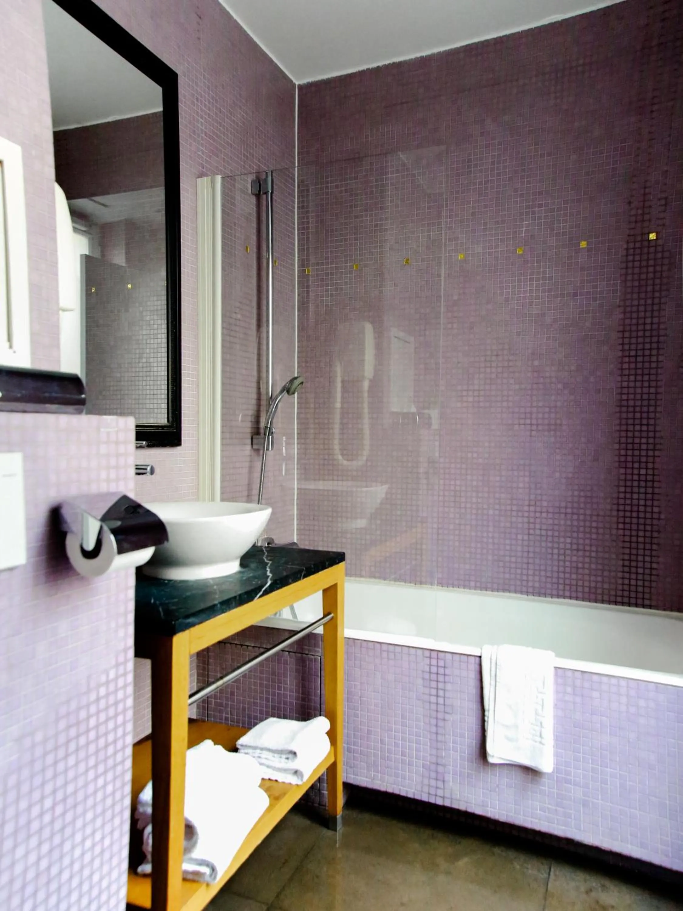 Bathroom, Bed in Appart Hotel Avalon
