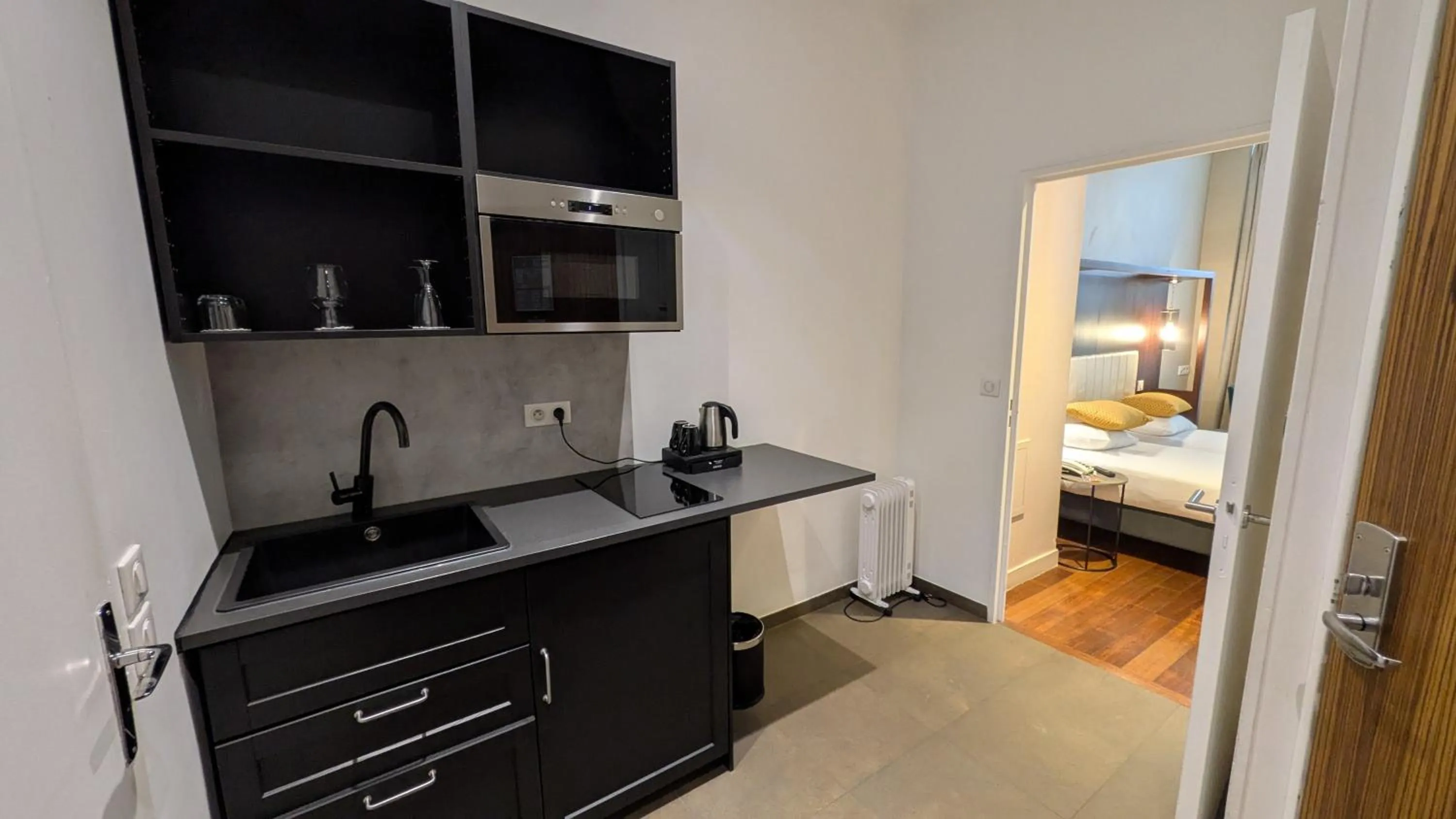 Kitchen or kitchenette, Bed in Appart Hotel Avalon
