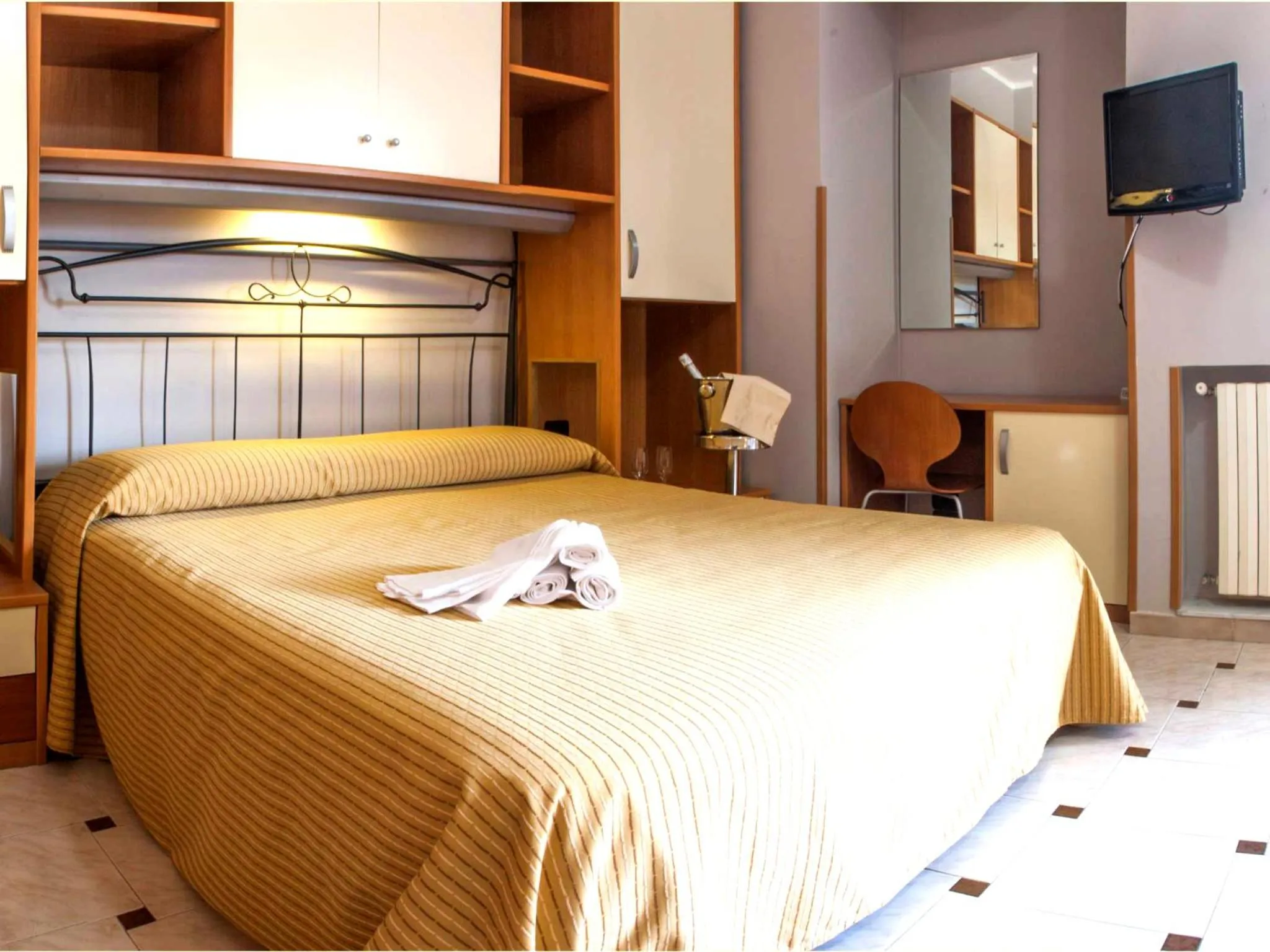 Photo of the whole room, Bed in La Vigna Hotel