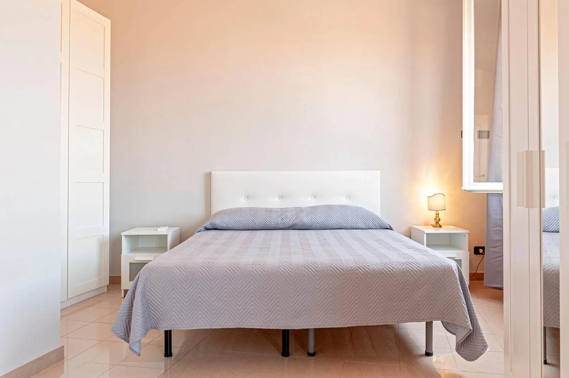 Photo of the whole room, Bed in The Port Residence