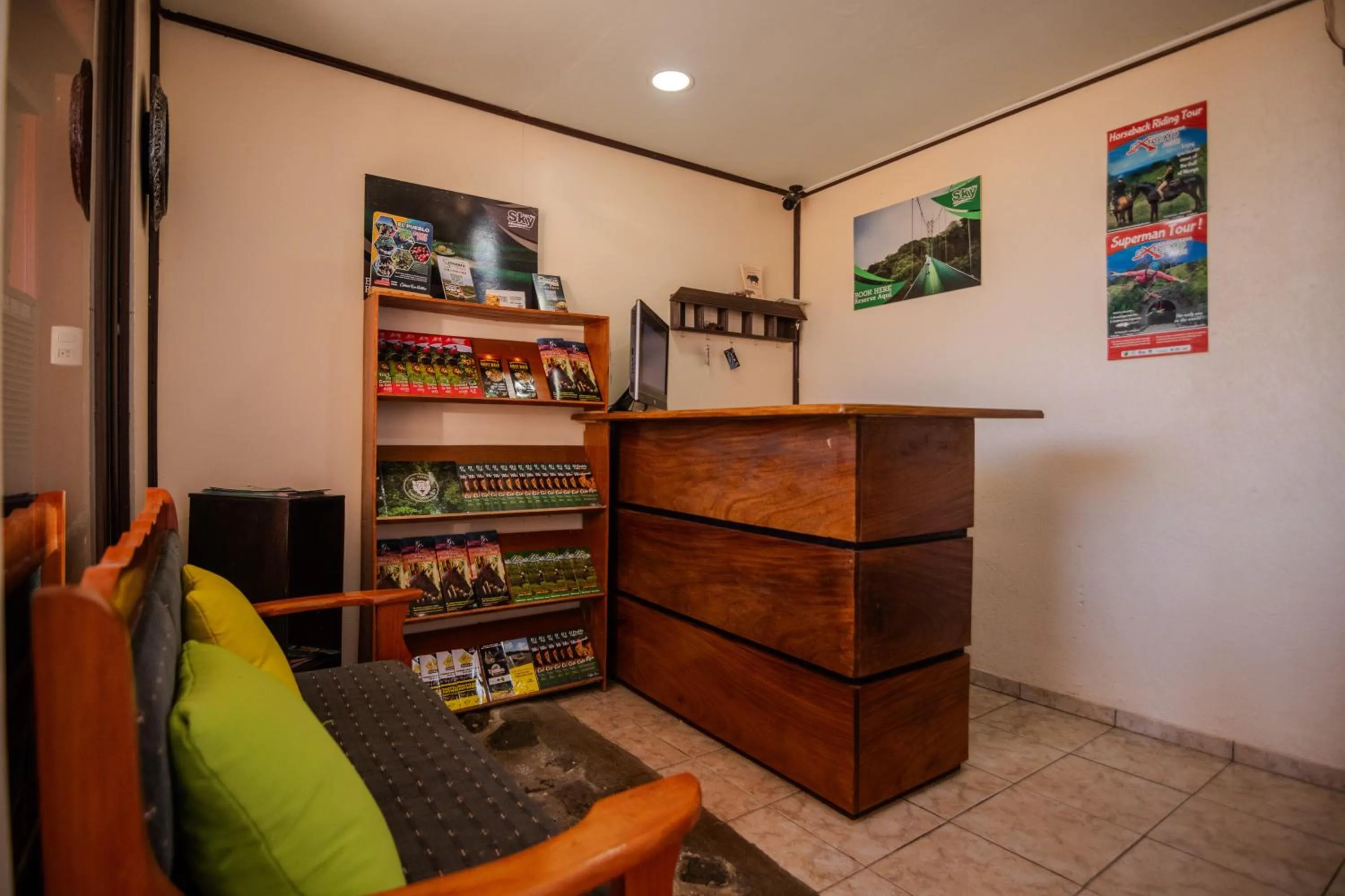 Lobby or reception in Hotel las Ardillas Monteverde